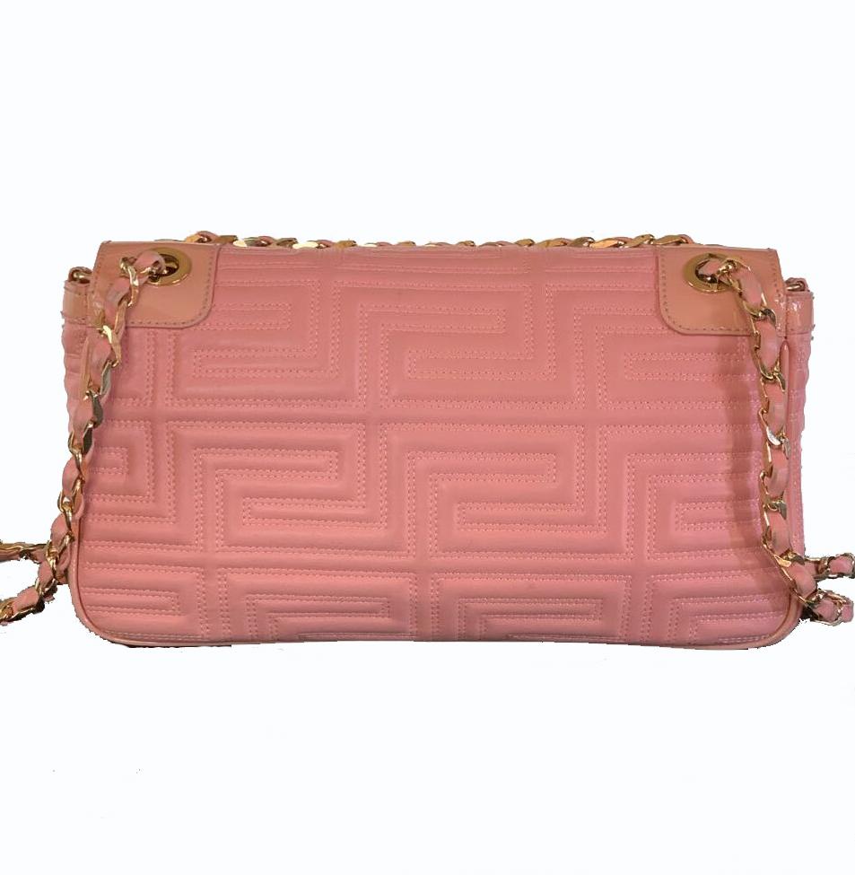 GIANNI VERSACE COUTURE PINK PATENT Gesteppte LEDER-Schultertasche im Zustand „Neu“ in Montgomery, TX