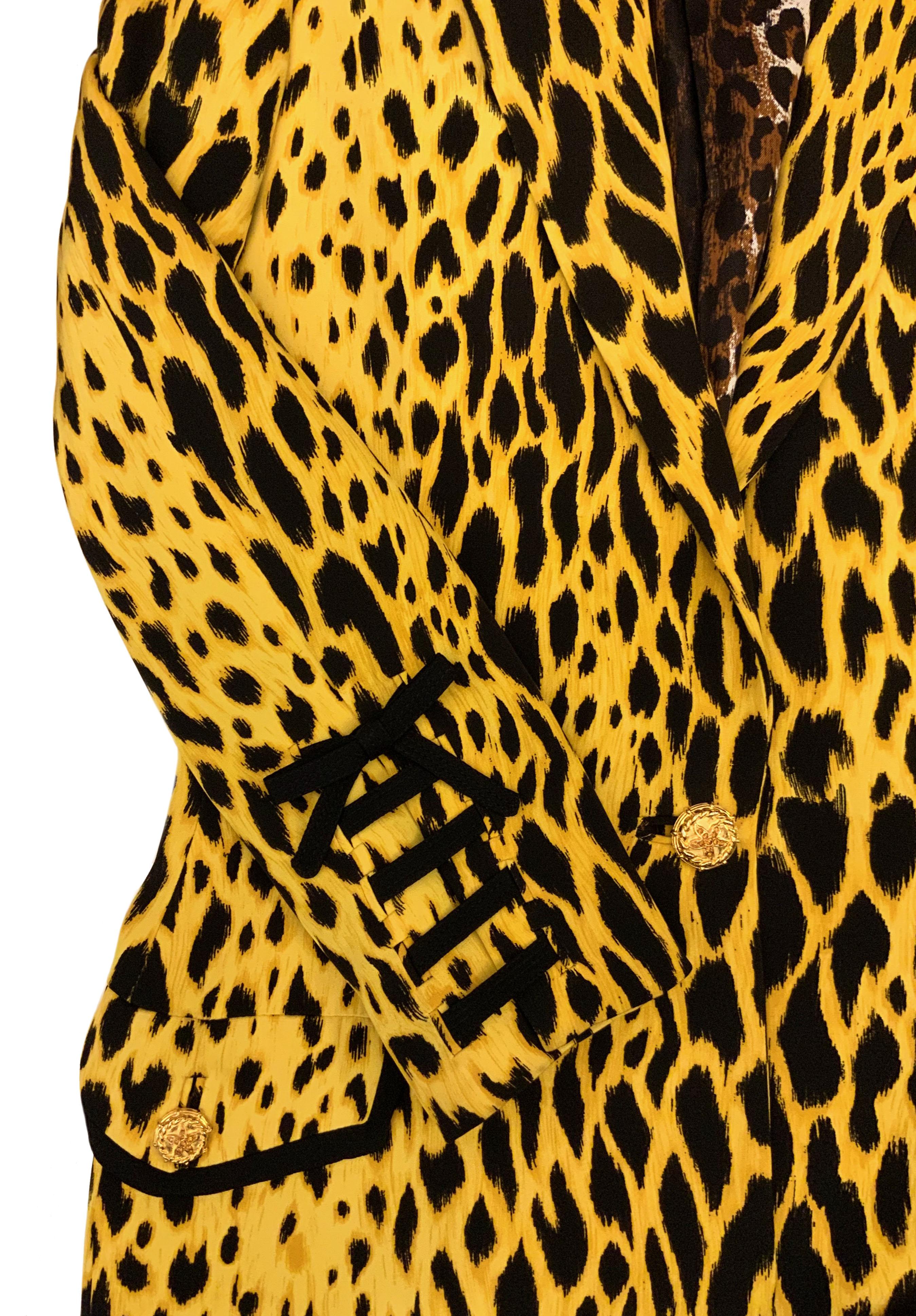 This very rare exceptionnal piece from Gianni Versace Couture is in perfect condition.
Crafted in a beautiful vivid yellow leopard print silk, it features a single gold tone button with rhinestone star at the waist, black bow details on sleeves,