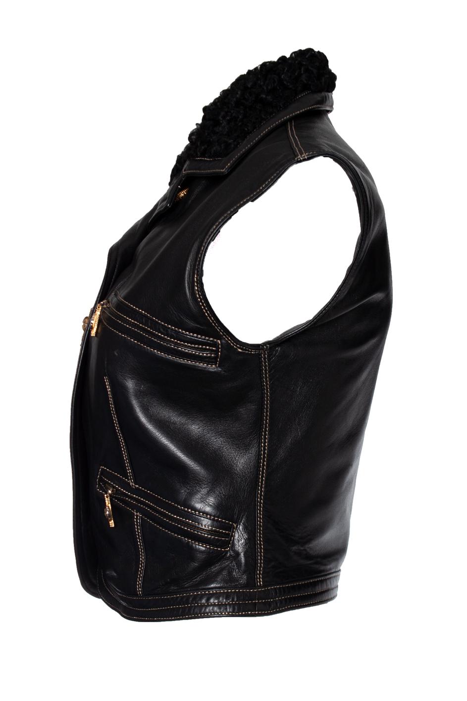 Gianni Versace Couture, Runway leather vest with medusa zippers and buttons. The item is in good condition. Very rare and unique piece (fall 1992)

• CONDITION: good condition 

• SIZE: IT42 - S 

• MEASUREMENTS: length 46 cm, width 42 cm, waist 39