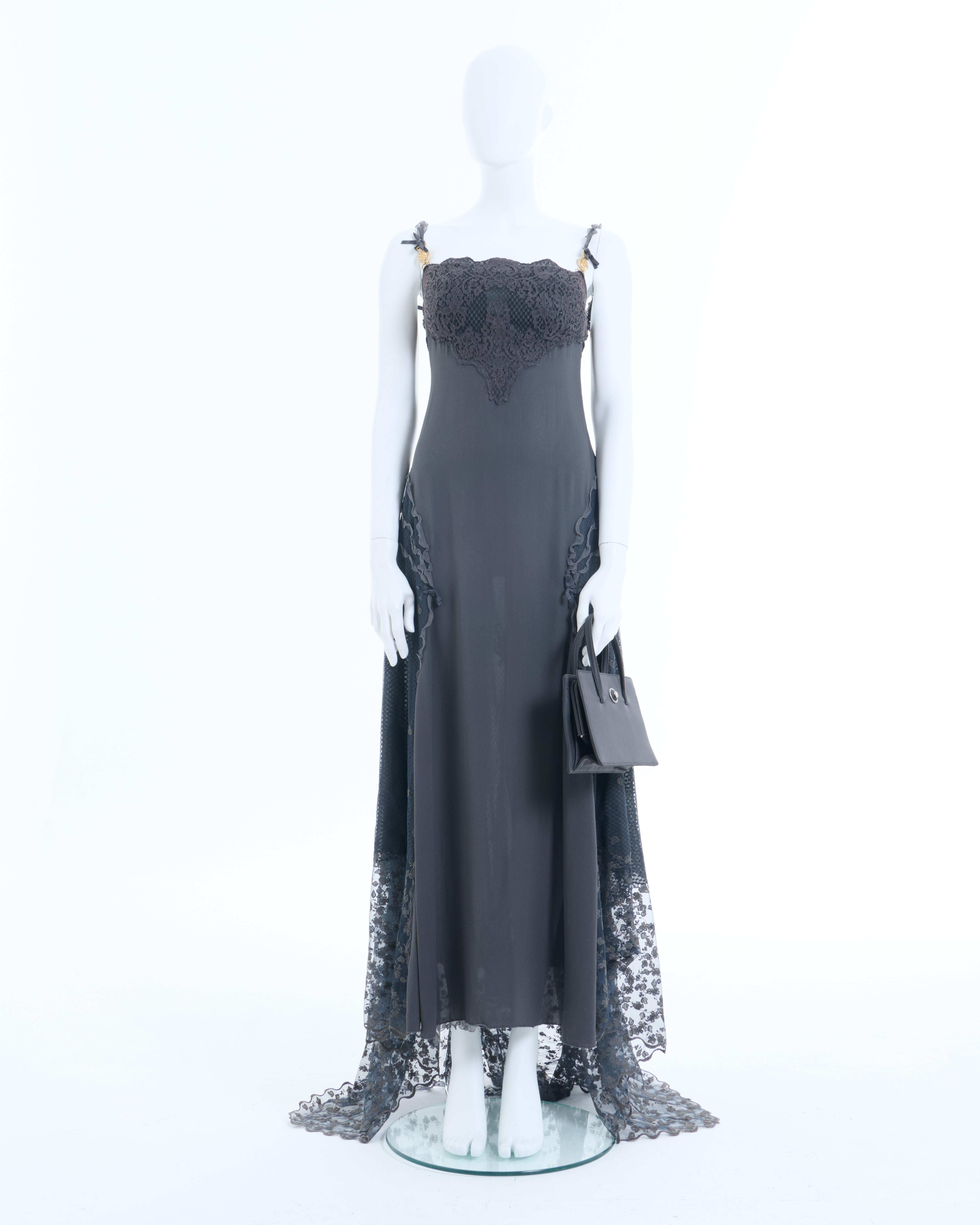 Gianni Versace Couture S/S 1997 Runway Naomi Campbell Sheer Gray Lace Gown In Good Condition For Sale In Milano, IT