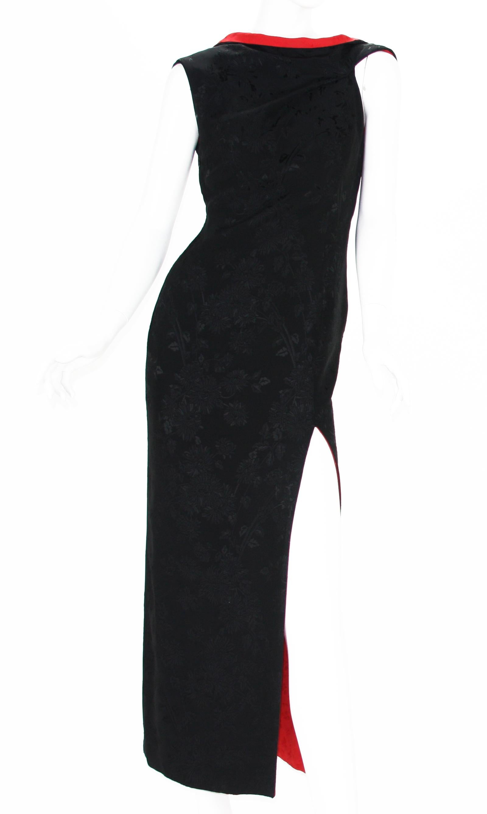 Gianni Versace Couture - Robe à dos ouvert bicolore
Collection S/S 1998
Taille de créateur 44 (veuillez vérifier les mesures)
Tissu exquis jacquard noir et rouge à motif de fleurs, fente haute sur le côté, dos profondément ouvert, fermeture à