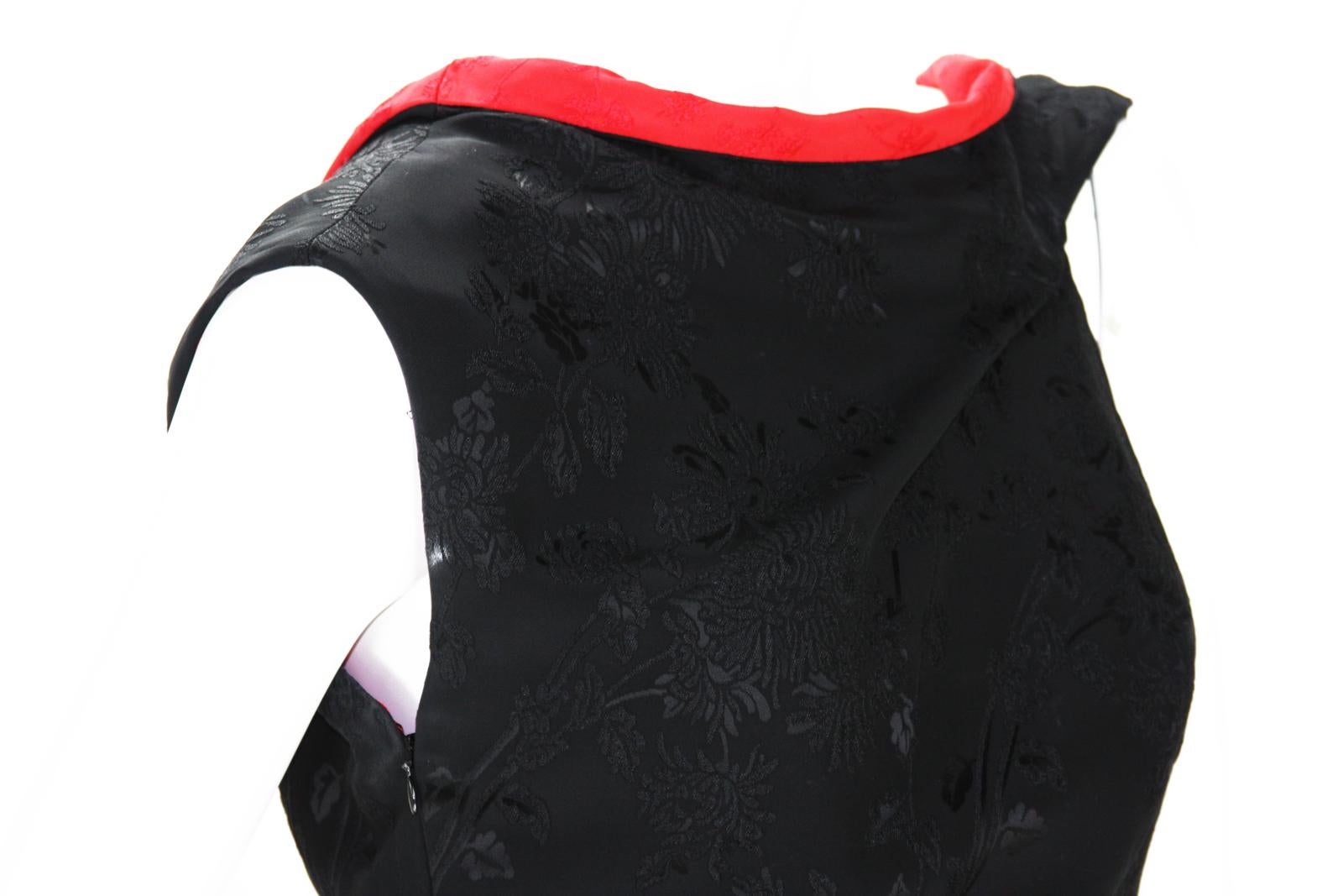Gianni Versace Couture - Robe dos nu noire et rouge, collection P/E 1998 en vente 1
