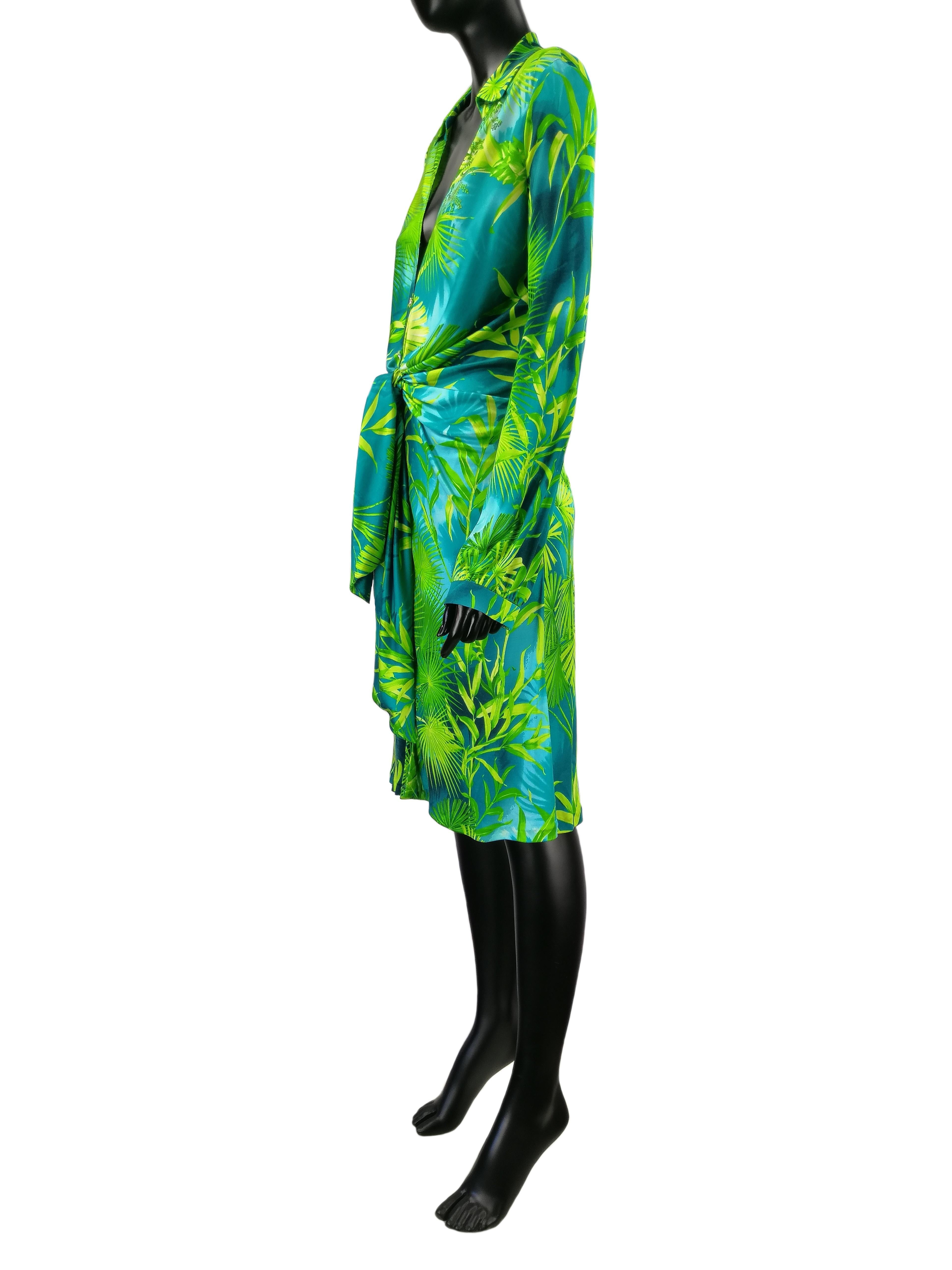 GIANNI VERSACE COUTURE
Silk jersey jungle dress Spring Summer 2000 Collection
100% silk
Made in Italy
Measures:
Length cm. 100
Shoulders cm. 42
Bust cm. 48
Waist cm. 38
Sleeve cm. 64
The dress has been worn and shows light pilling, but overall it is