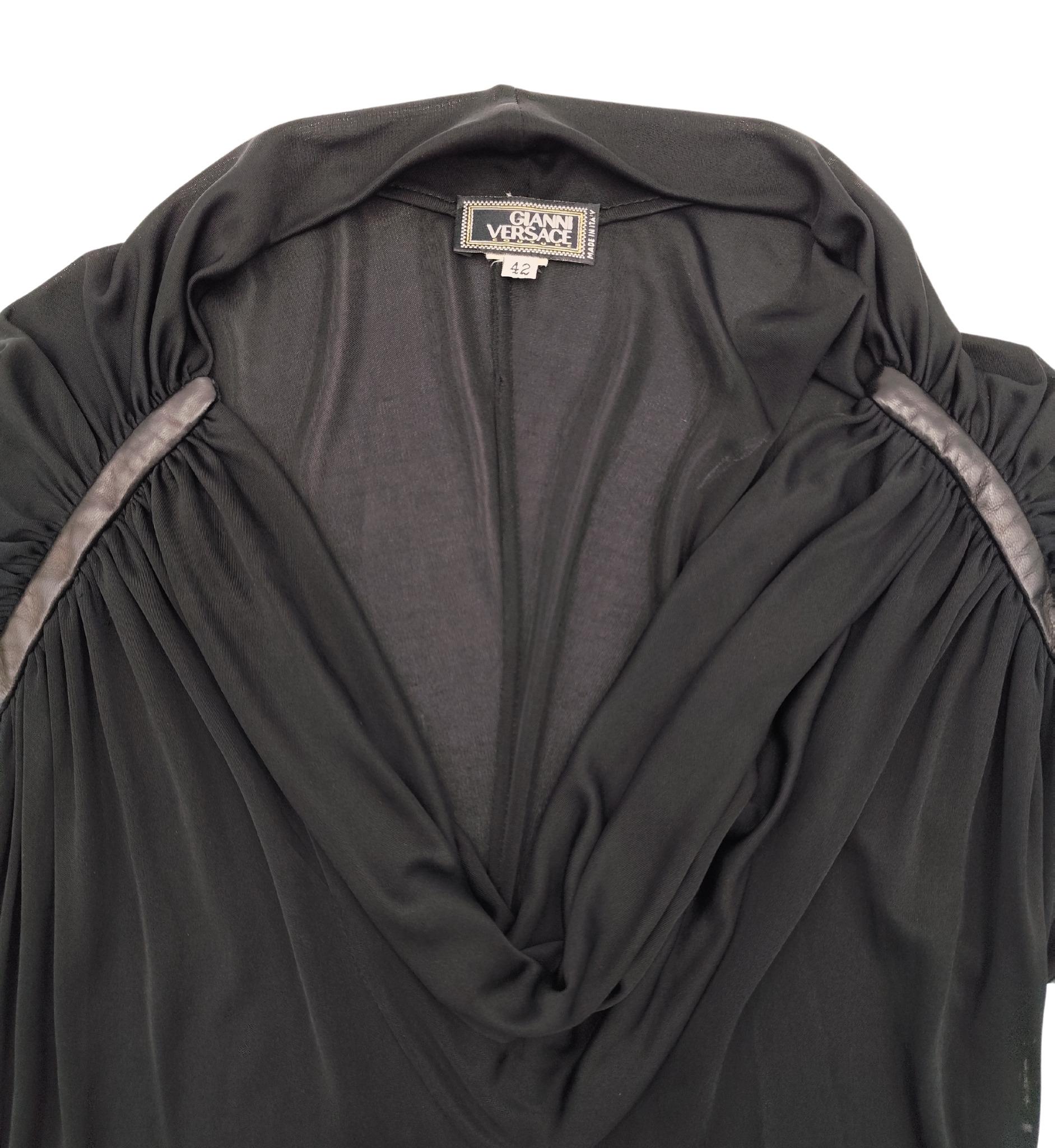 Vestido negro de la pasarela Gianni Versace Couture S/S 2001 en venta 5