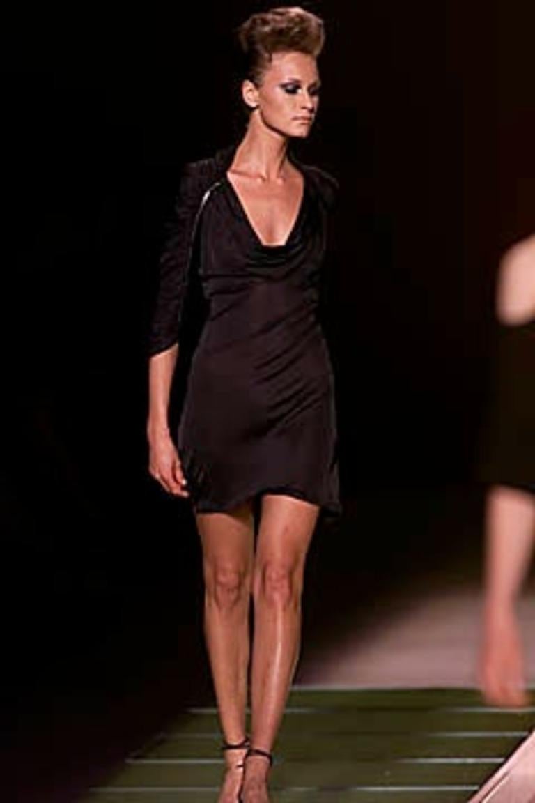 Vestido Gianni Versace Couture S/S 2001
Viscosa negra y tiras de cuero en las mangas
Elástico

Marcado talla 42 IT

Medidas:
busto hasta 122 cm - 48 pulg.
Cintura hasta 106,5 cm - 42 pulg.
caderas hasta 137 cm - 54 in
longitud 94 cm - 37 in

Gran