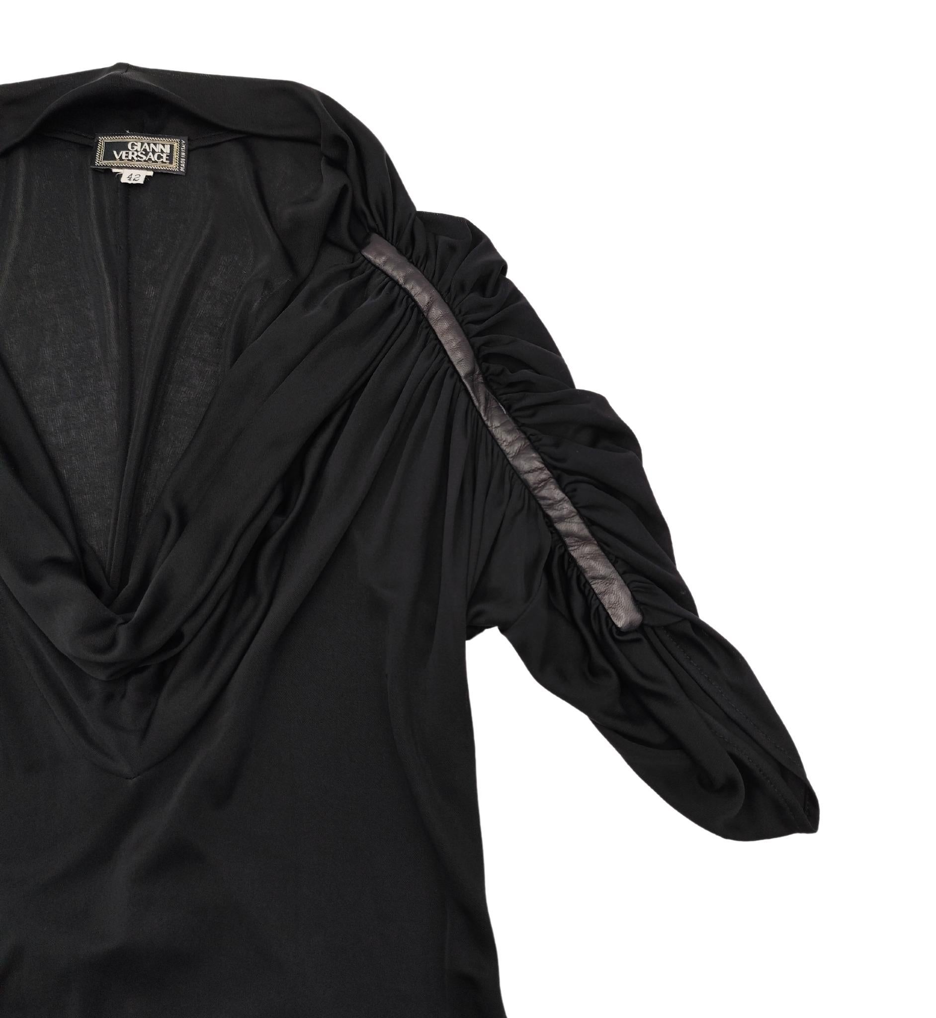 Vestido negro de la pasarela Gianni Versace Couture S/S 2001 en venta 2