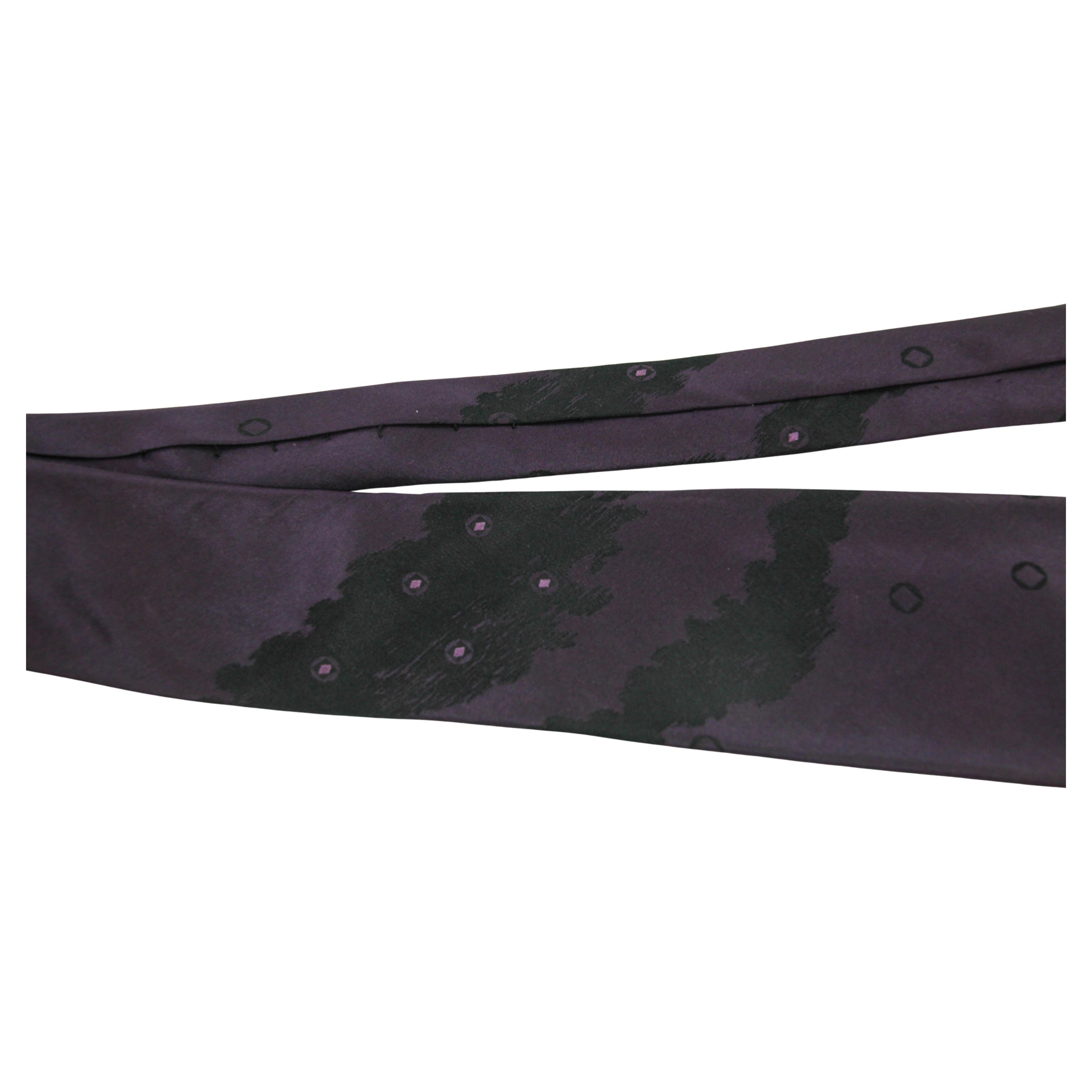 Vintage GIANNI VERSACE  COUTURE Silk Neck Tie in Purple and Black Colors Italy.
Dress Silk Necktie Purple and Black.
LENGTH : 58 inches
WIDTH : 3. inches.
Made in Italy circa 1990.
Condition: good
