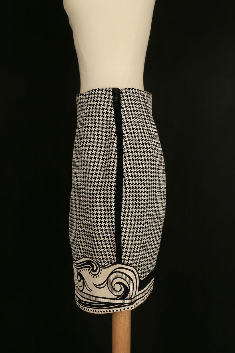 Versace - Couture skirt in black and white fabric. No composition or size label, it fits a 40FR.

Additional information: 
Dimensions: Waist: 32 cm, Hips: 44 cm, Length: 51 cm
Condition: Good condition
Seller Ref number: FJ45