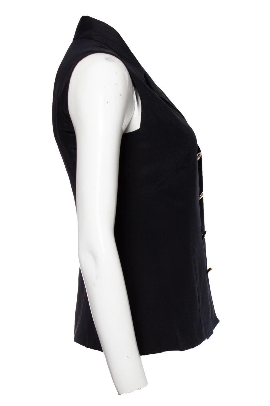 Gianni Versace Couture, Top camicetta senza maniche con bottoni a medusa. L'articolo è in ottime condizioni.

- CONDIZIONE: ottime condizioni 

- TAGLIA: IT40 - XS

- MISURE: lunghezza 58 cm, larghezza 44 cm, vita 38 cm

- MATERIAL: etichetta
