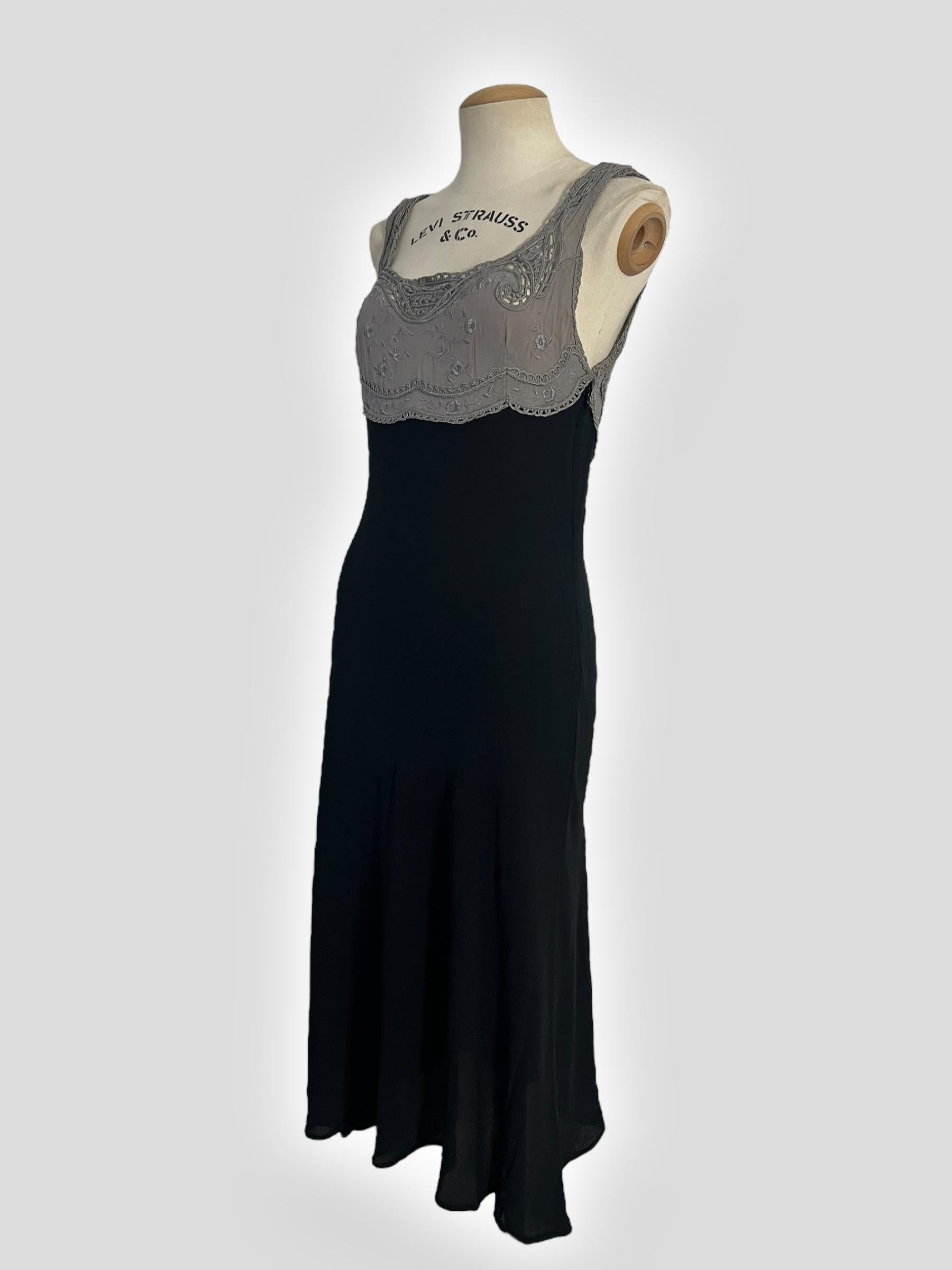 Gianni Versace Couture Spring/Summer 1997 Grey Lace Embroidered Dress For Sale 1