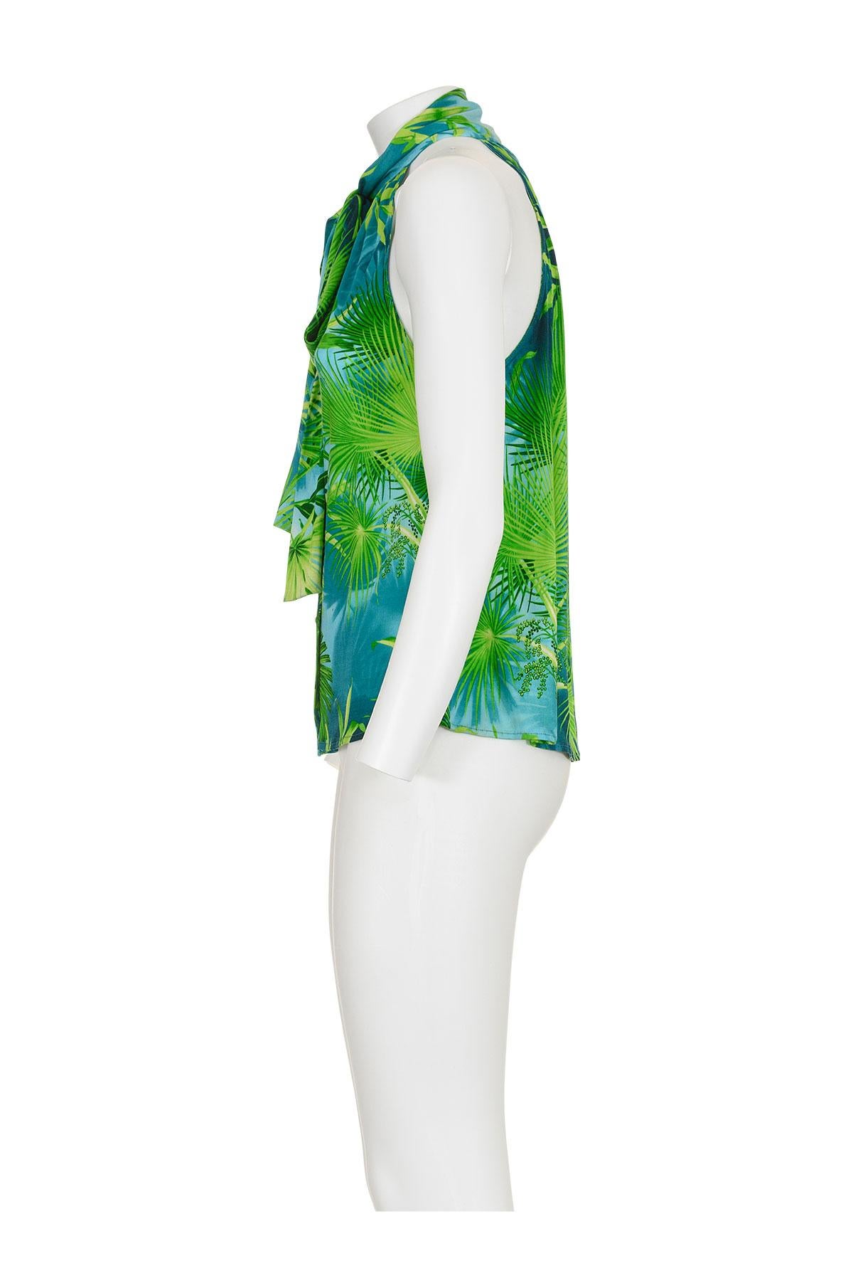Frühlings-Sommer 2000 ikonisches Dschungel-Halftertop von Gianni Versace.
Krawatte im Nacken.
Swarovski-Knöpfe.
Das Etikett mit der Zusammensetzung fehlt, es scheint aus Seide und Jersey zu sein.