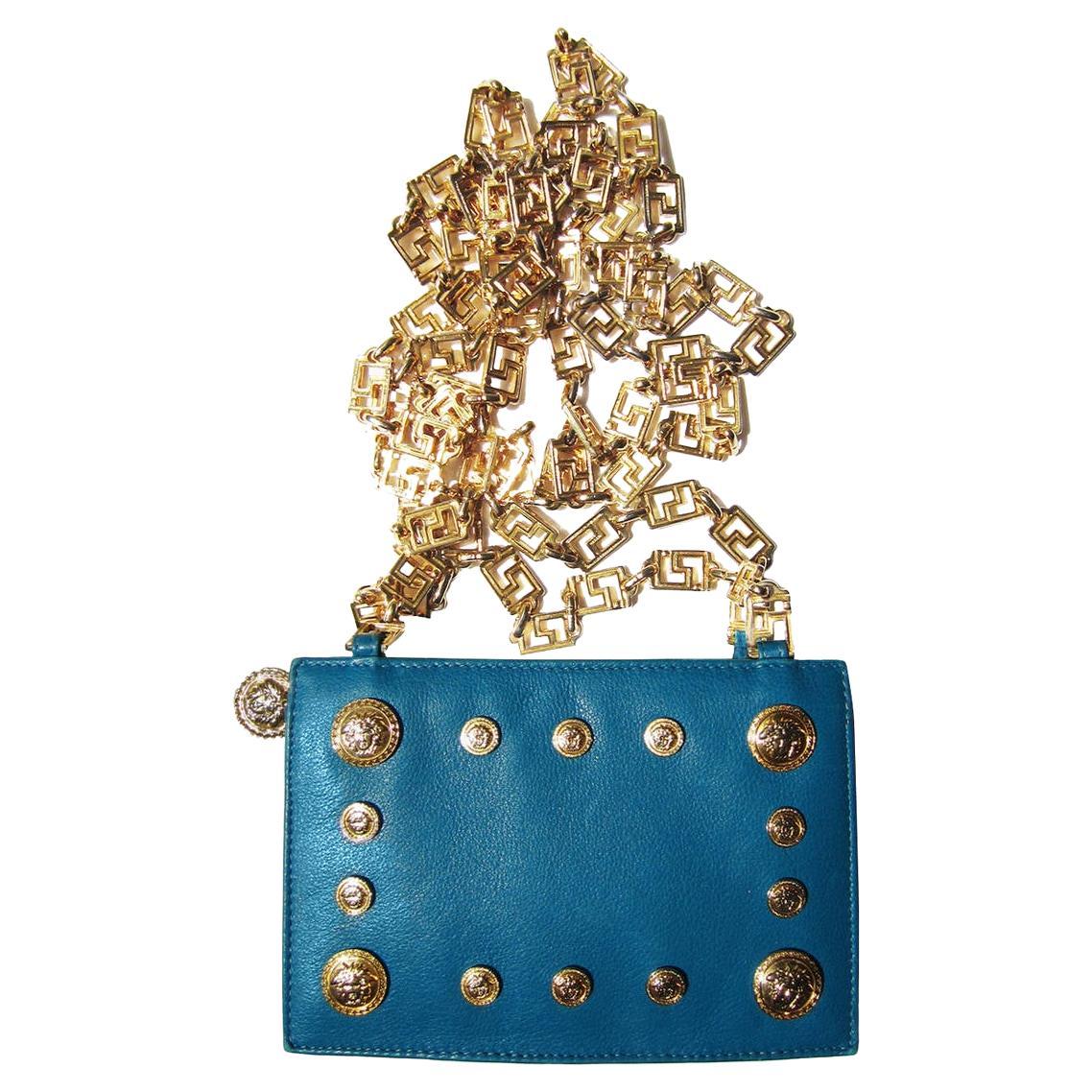 Gianni Versace Couture bright turquoise with golden hardwear chain purse from 
circa 1990s.

Sz : 11,5 x 17 x 4,5 cm
Total length shoulder chain 116 cm