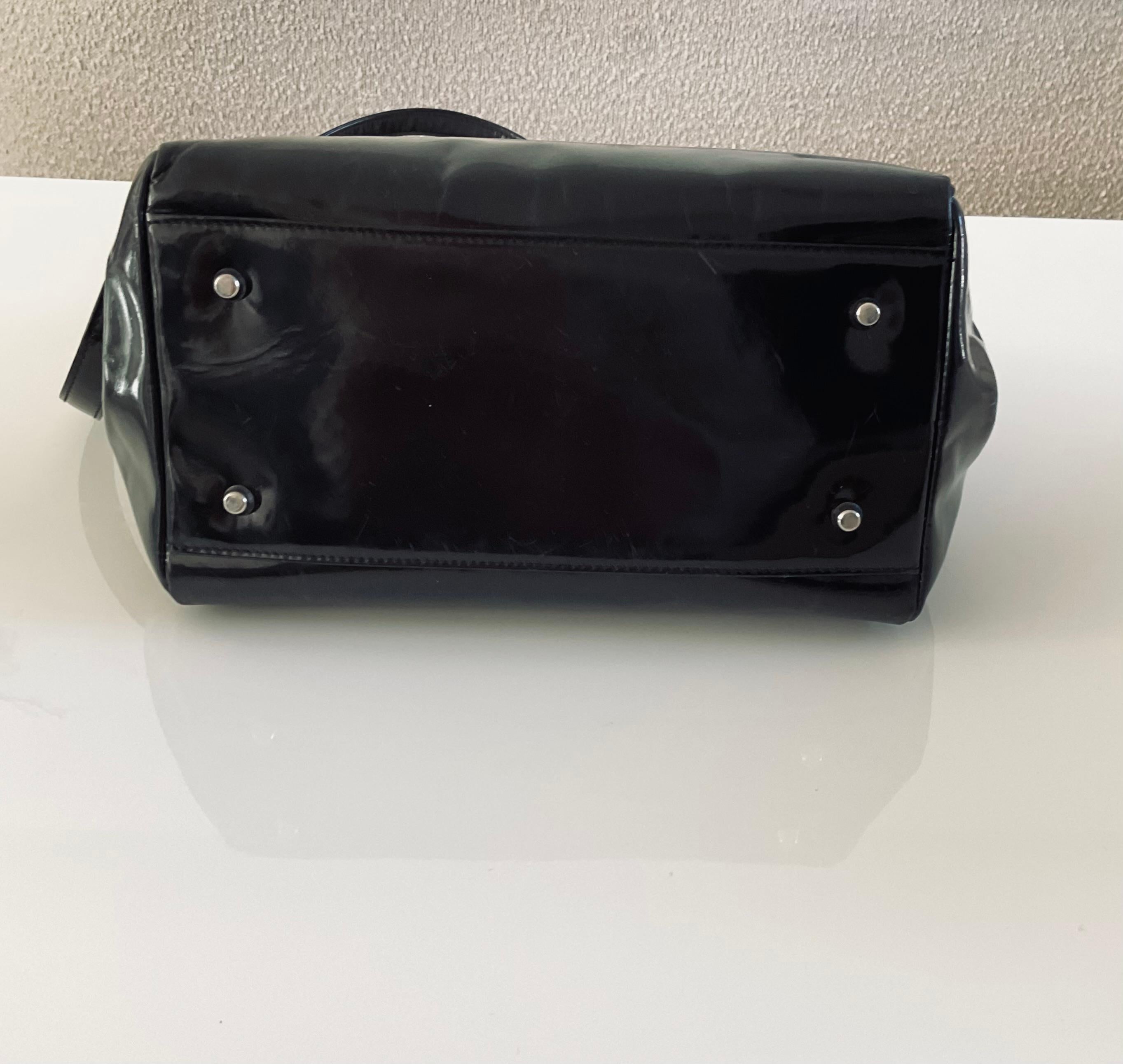 Gianni Versace Couture Vintage 1990er glänzende schwarze Vintage-Tasche aus Lederlack im Angebot 3