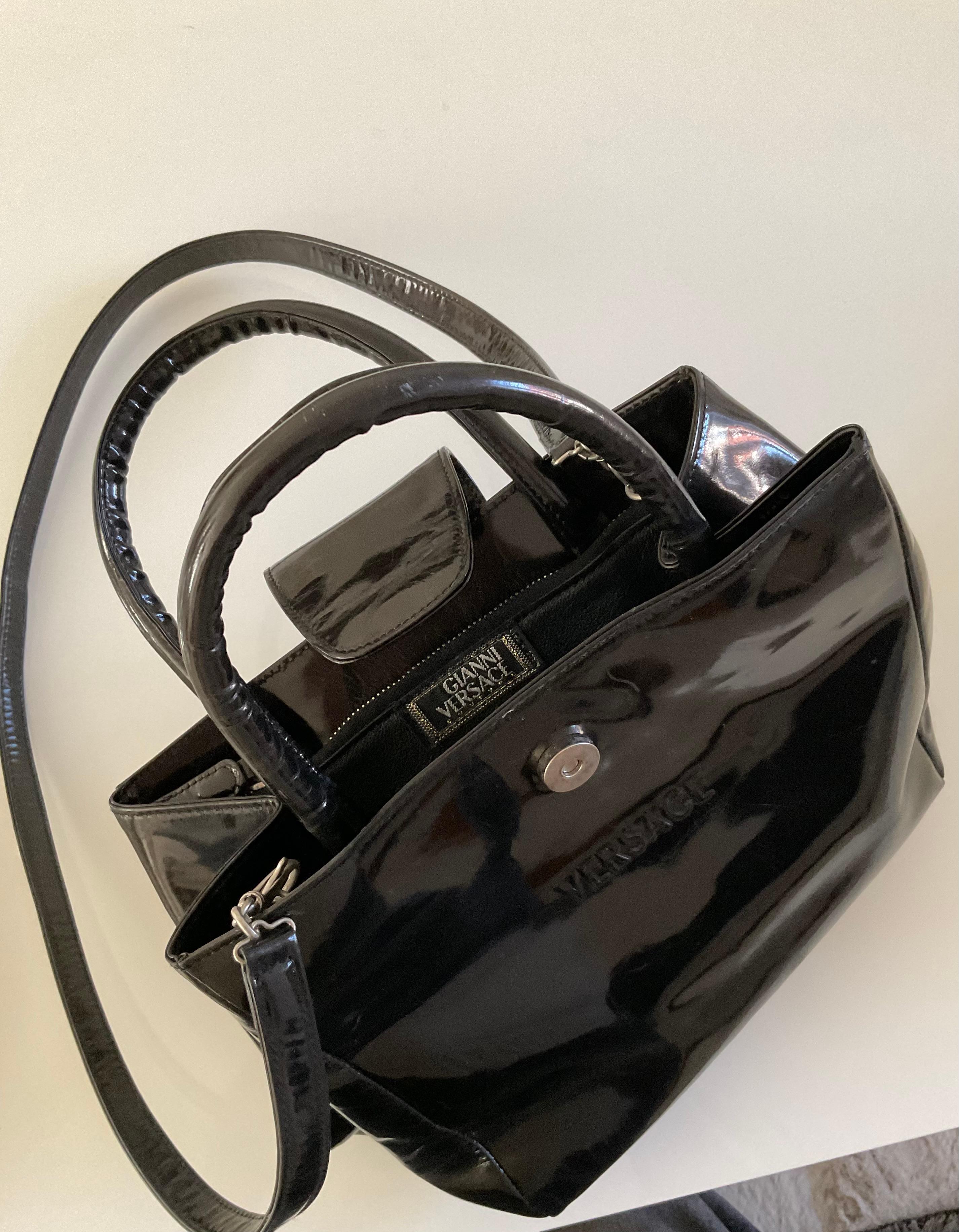 Gianni Versace Couture Vintage 1990er glänzende schwarze Vintage-Tasche aus Lederlack im Angebot 5