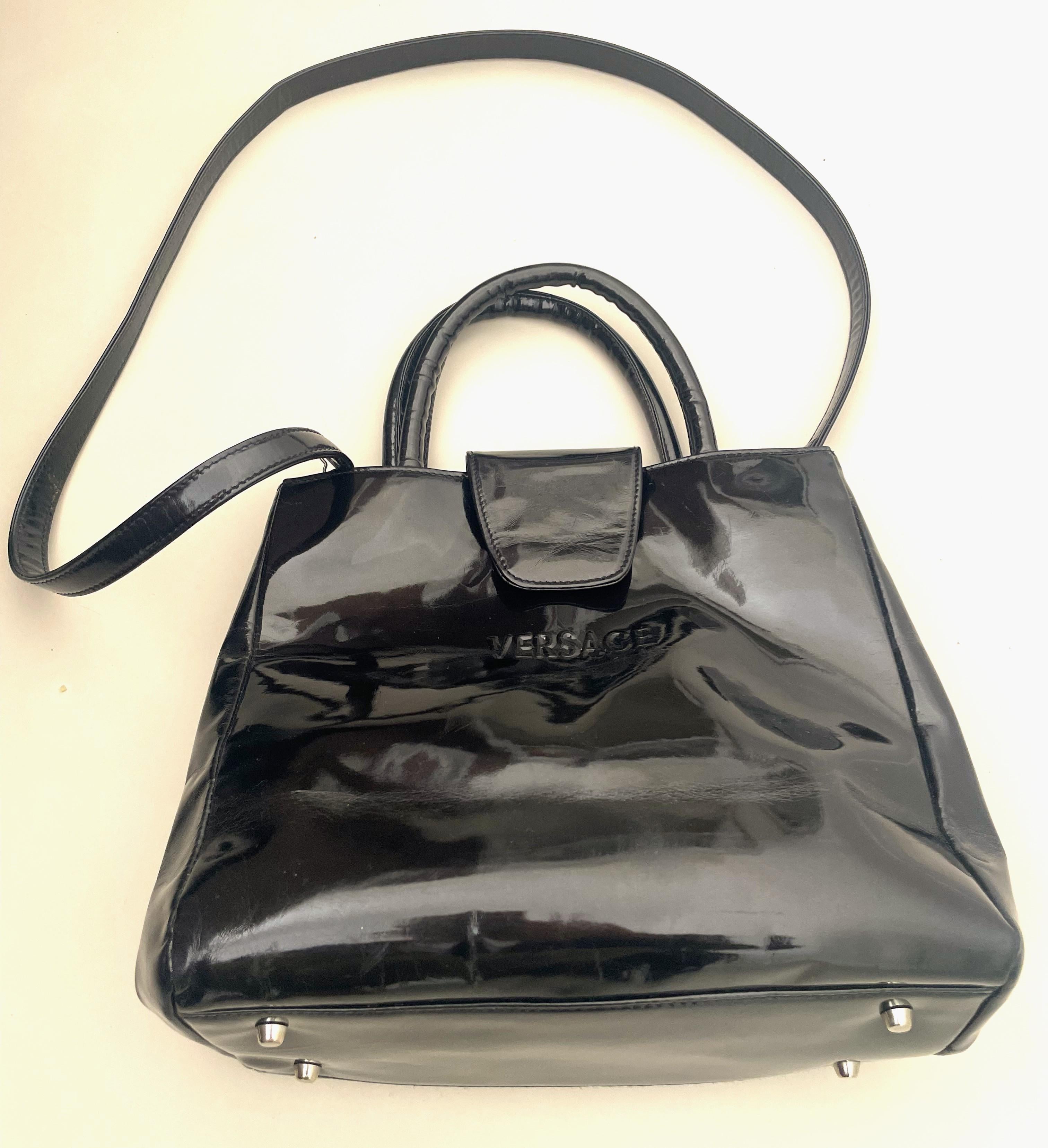 Gianni Versace Couture Vintage Década de 1990 cuero lacado brillante Bolso negro Negro en venta