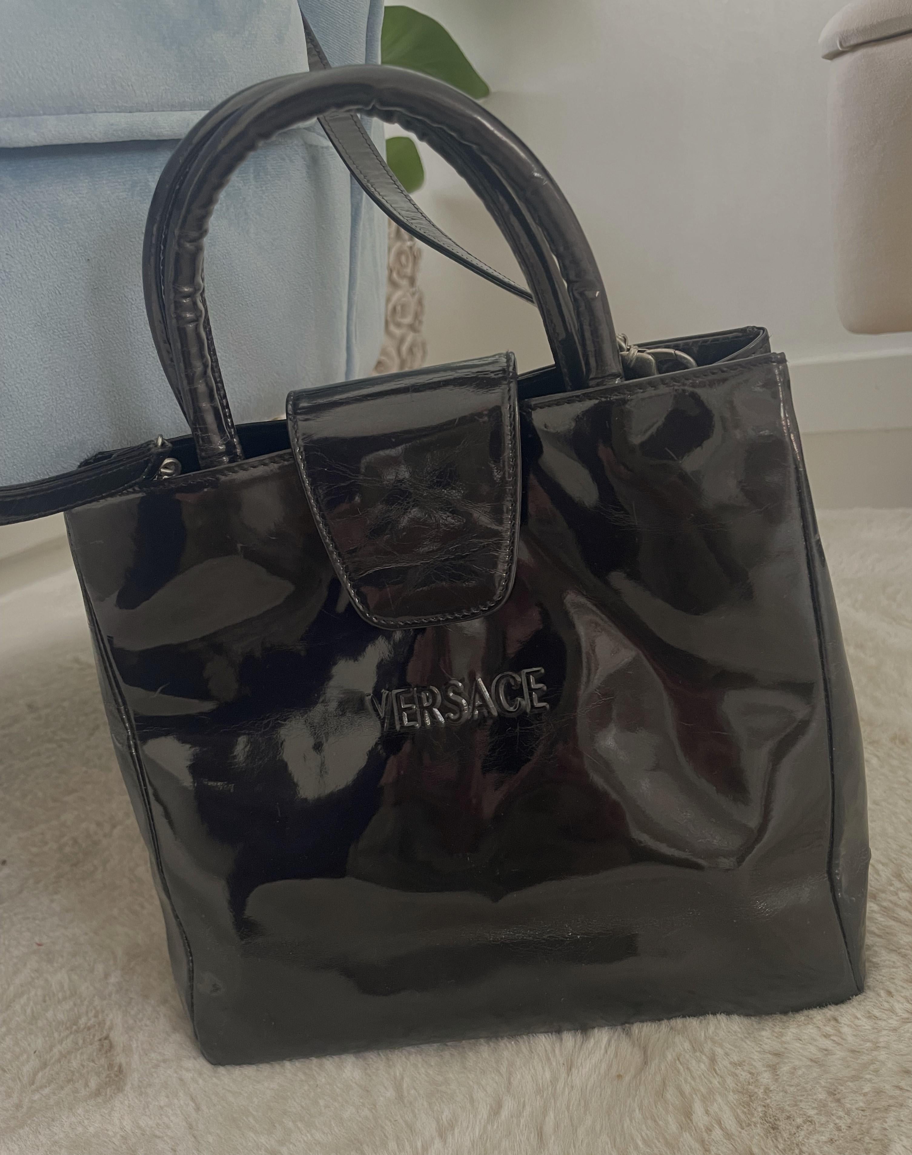 Gianni Versace Couture Vintage Década de 1990 cuero lacado brillante Bolso negro en Bueno estado para la venta en 'S-HERTOGENBOSCH, NL