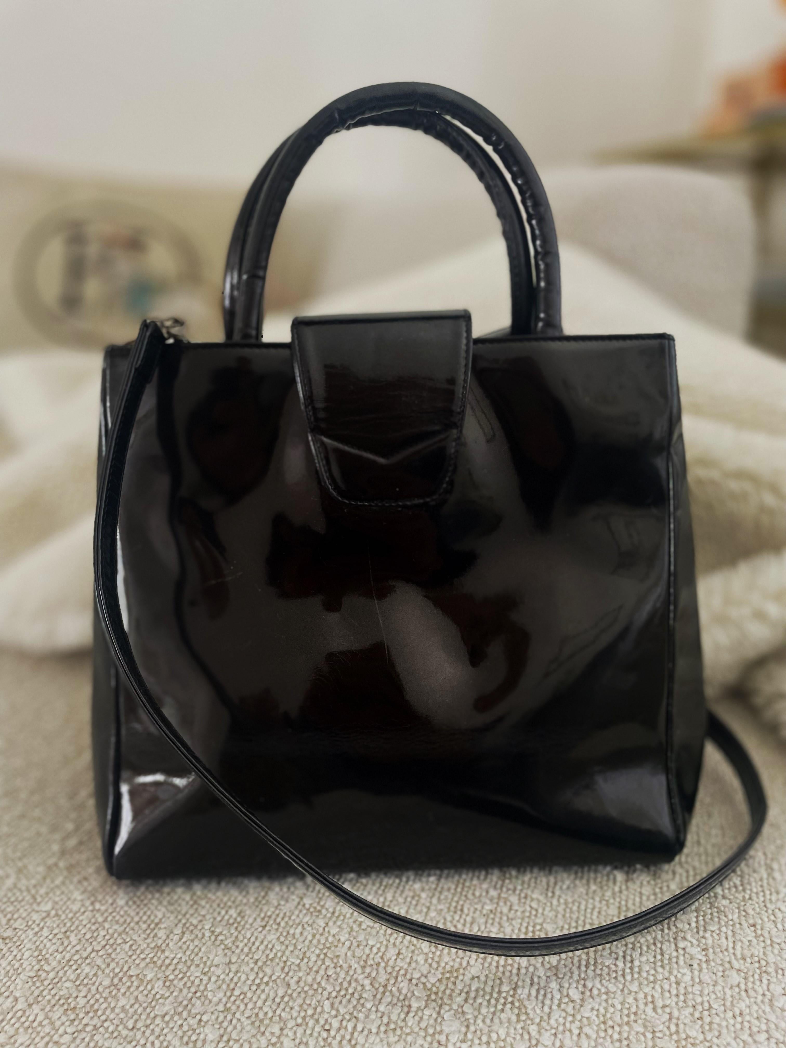 De las mujeres Gianni Versace Couture Vintage Década de 1990 cuero lacado brillante Bolso negro en venta