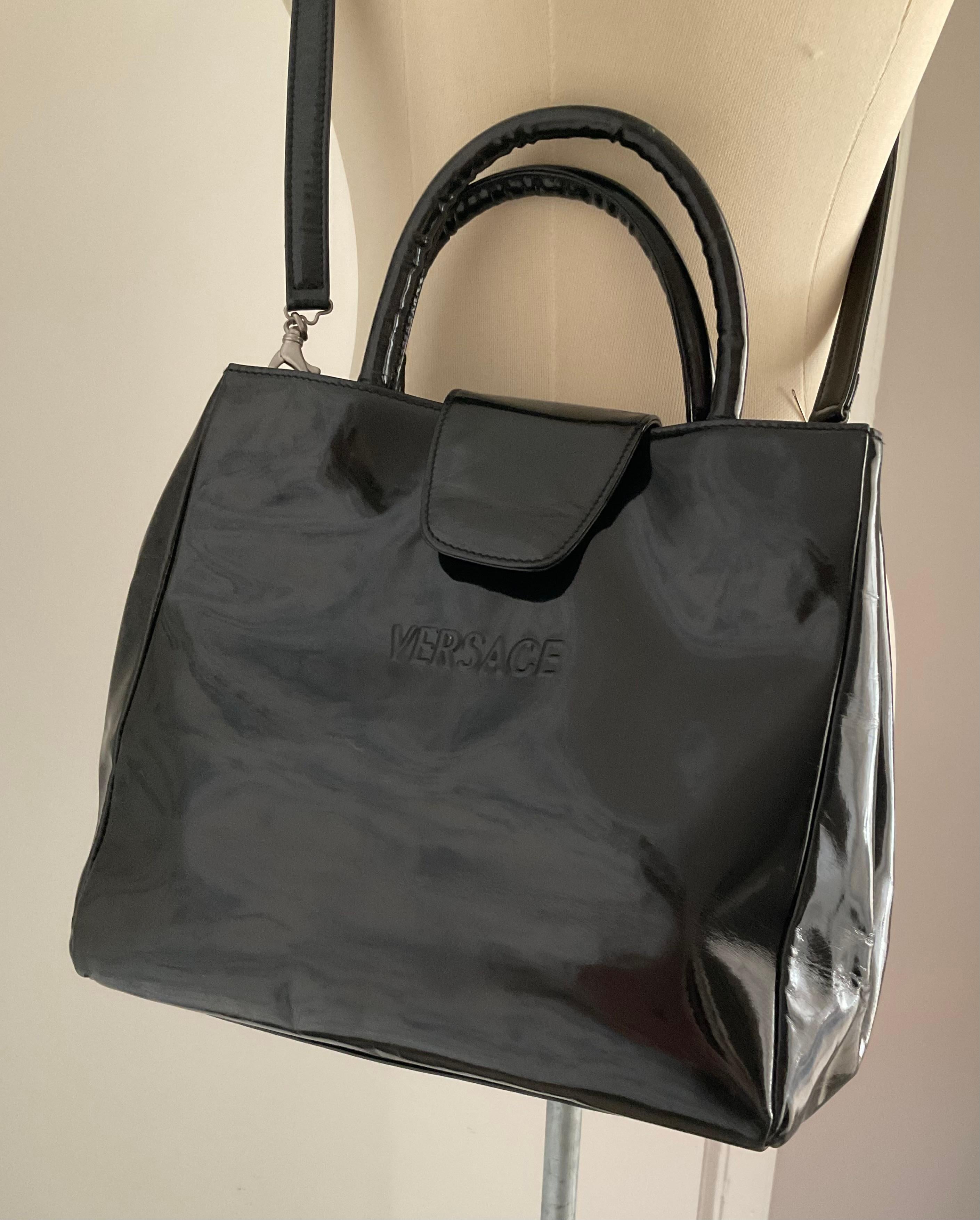 Gianni Versace Couture Vintage 1990er glänzende schwarze Vintage-Tasche aus Lederlack (Schwarz) im Angebot