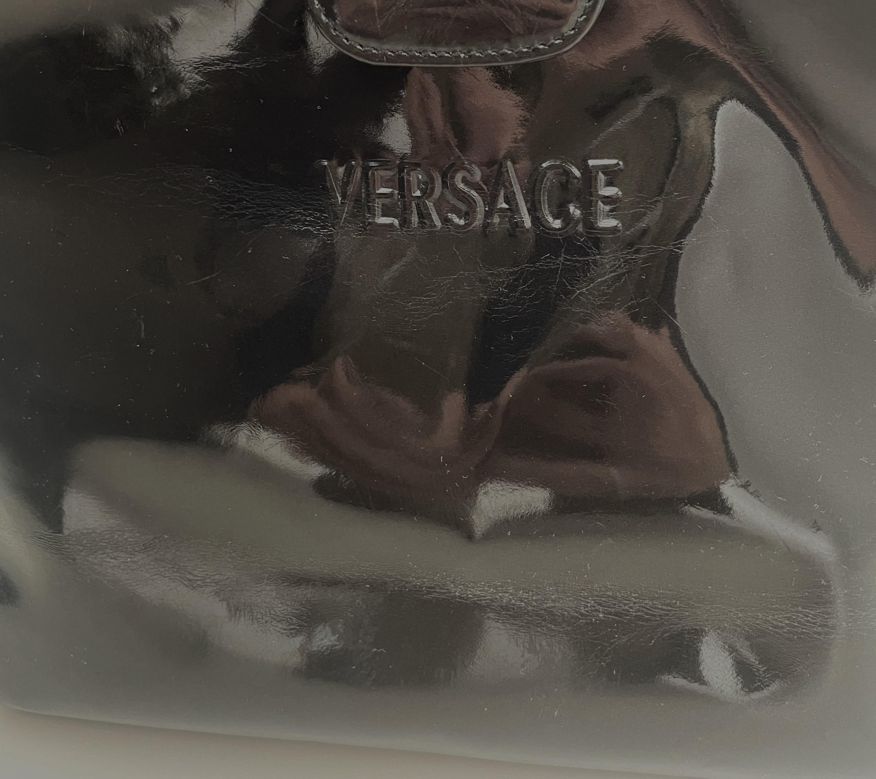 Gianni Versace Couture Vintage Década de 1990 cuero lacado brillante Bolso negro en venta 1