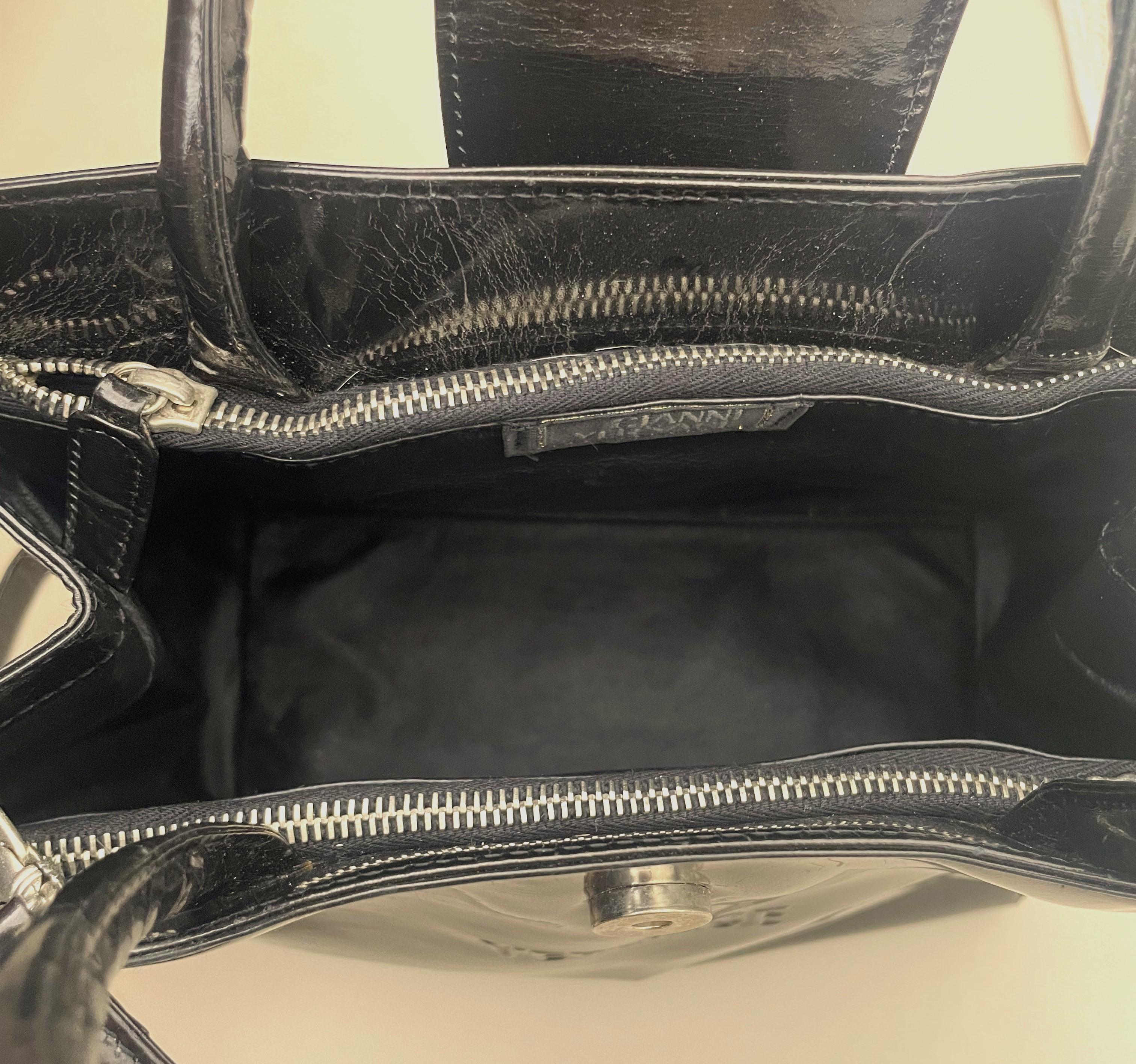 Gianni Versace Couture Vintage Década de 1990 cuero lacado brillante Bolso negro en venta 2