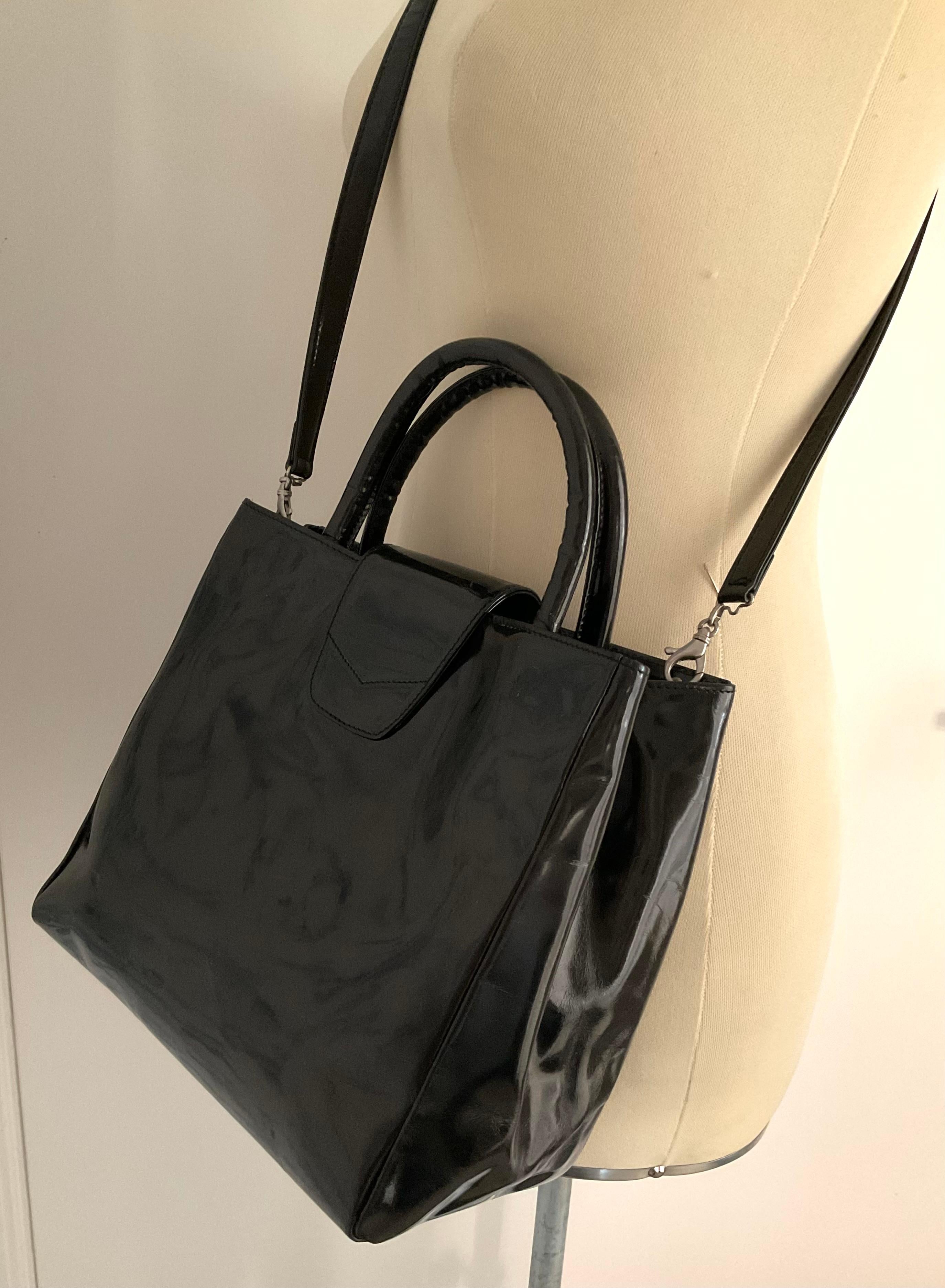 Gianni Versace Couture Vintage 1990er glänzende schwarze Vintage-Tasche aus Lederlack im Zustand „Gut“ im Angebot in 'S-HERTOGENBOSCH, NL