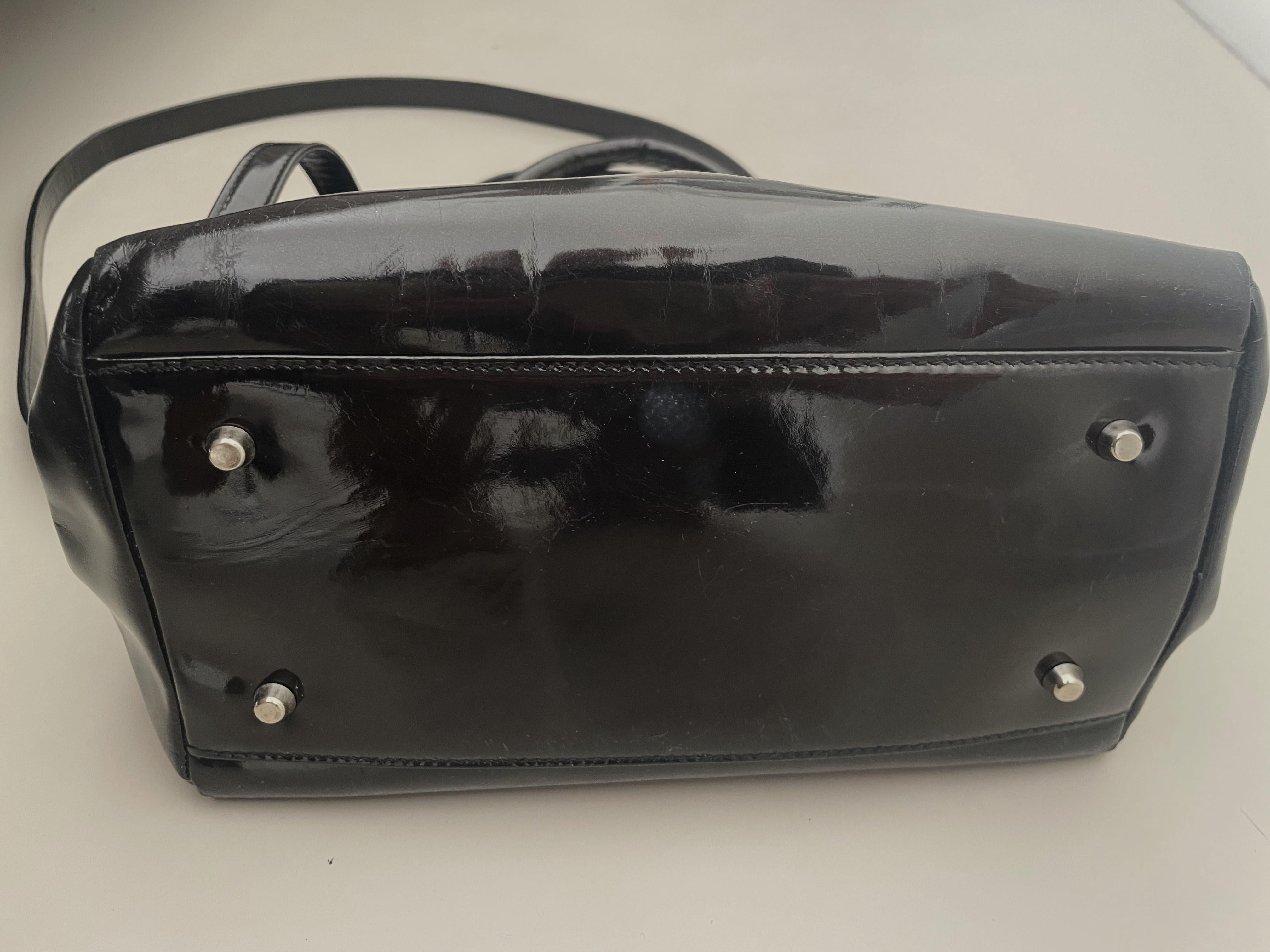 Gianni Versace Couture Vintage Década de 1990 cuero lacado brillante Bolso negro en venta 3