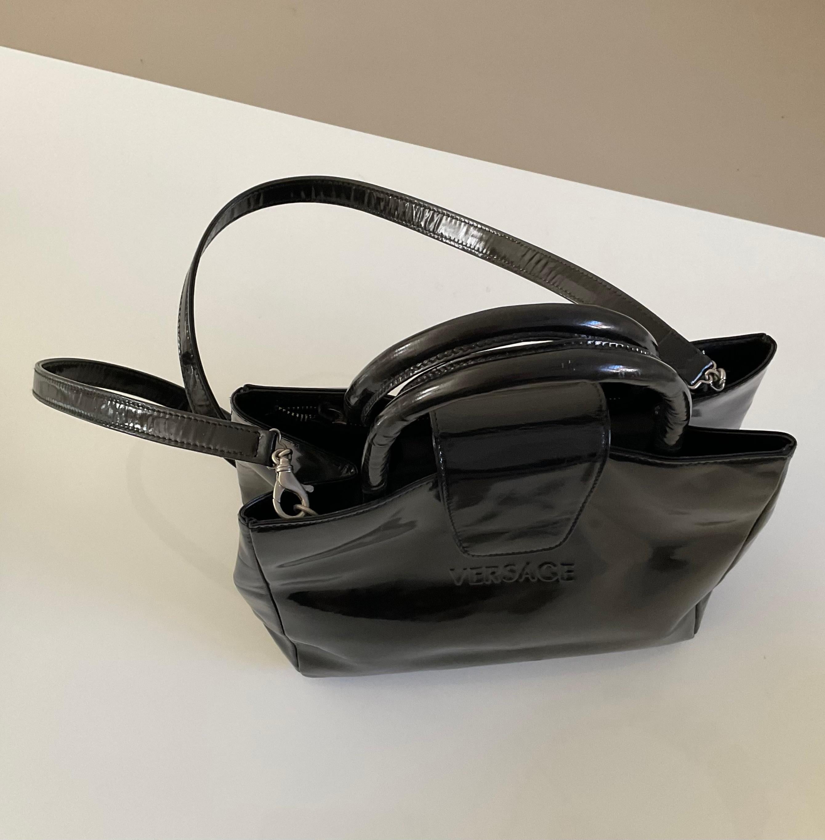 Gianni Versace Couture Vintage 1990er glänzende schwarze Vintage-Tasche aus Lederlack Damen im Angebot