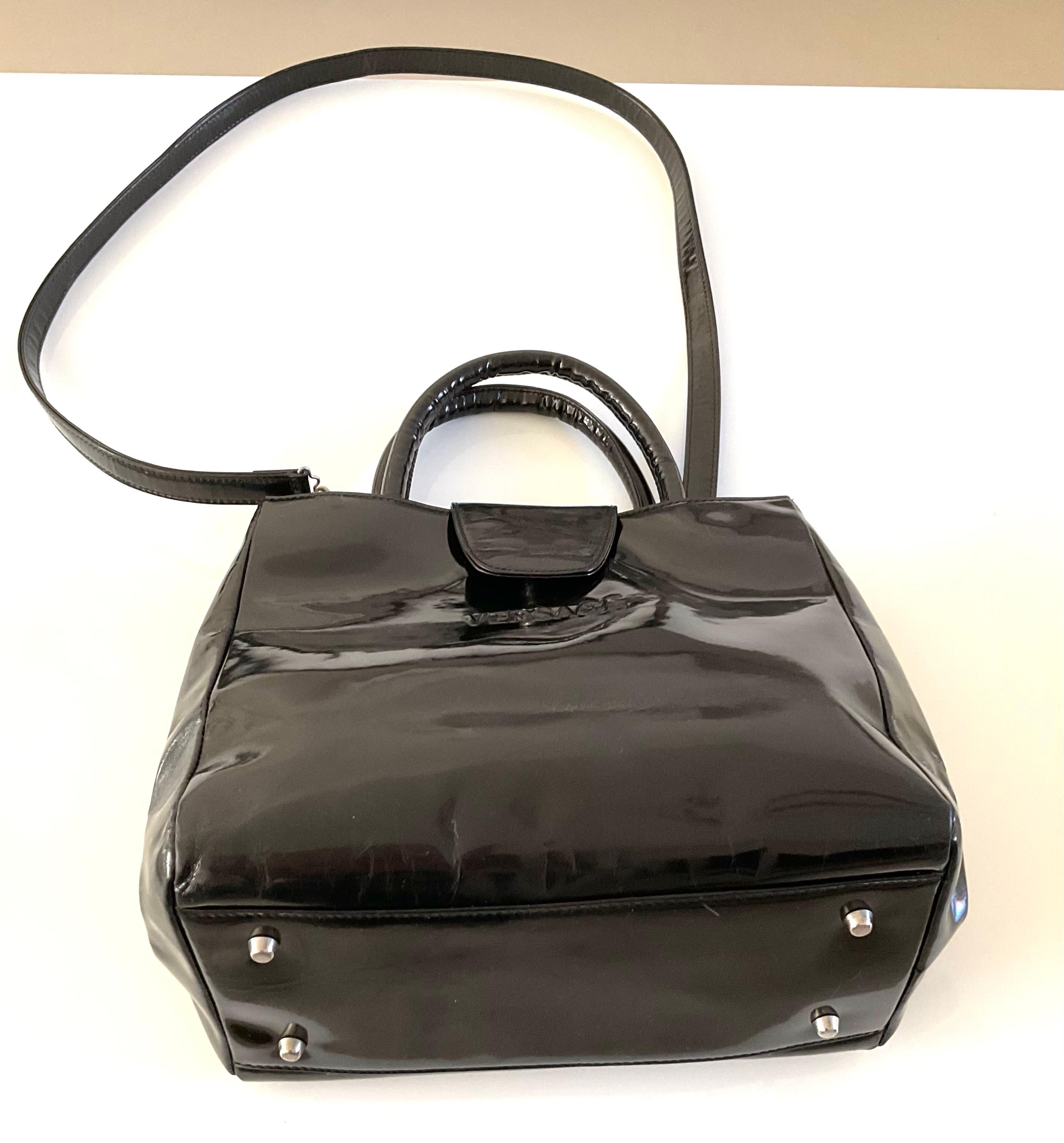 Gianni Versace Couture Vintage 1990er glänzende schwarze Vintage-Tasche aus Lederlack im Angebot 1
