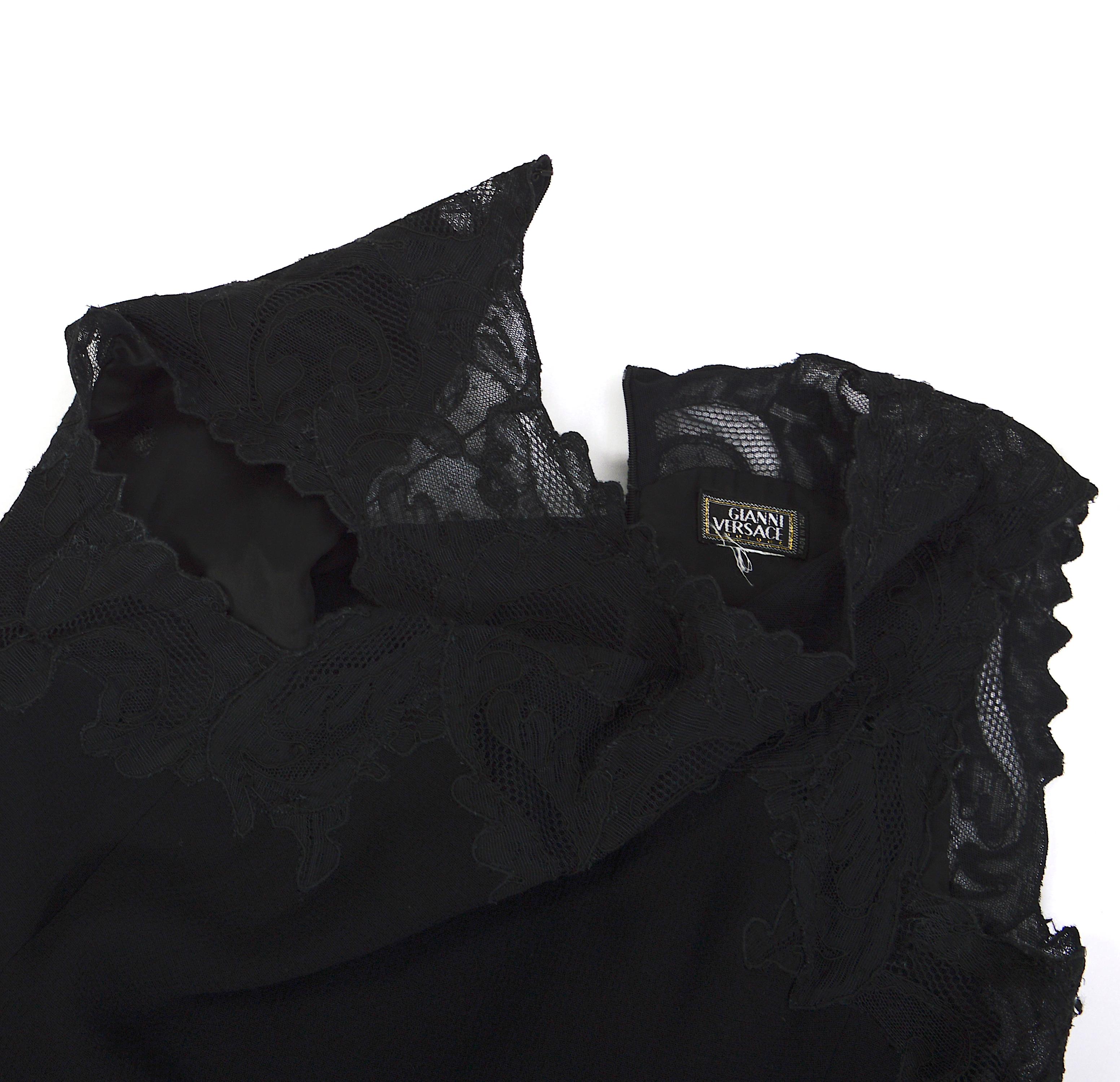 Gianni Versace couture mini-robe vintage en dentelle noire embellie, automne-hiver 1996 en vente 6