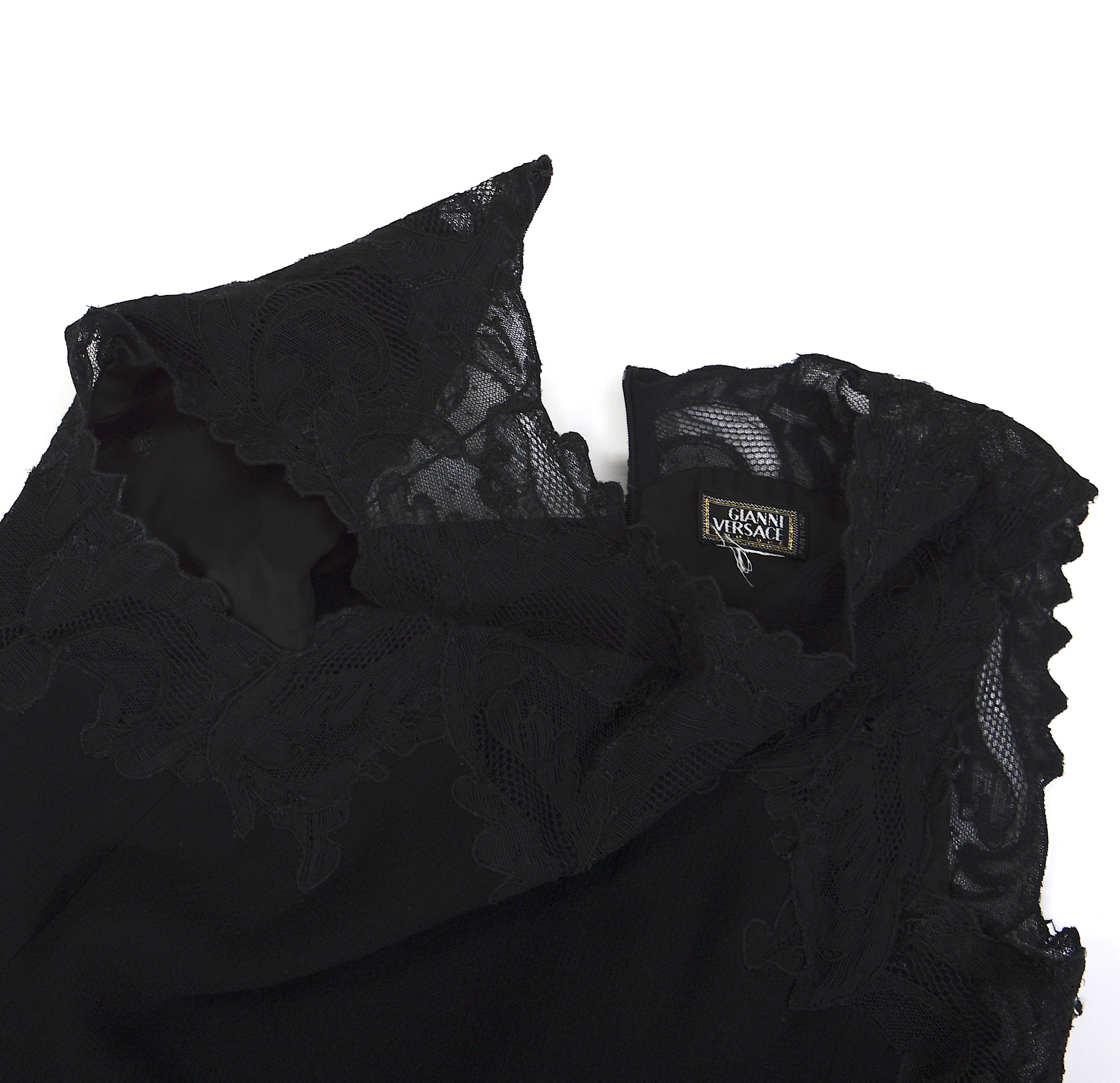 Gianni Versace Couture mini vestido de encaje negro vintage, fw 1996 en venta 5
