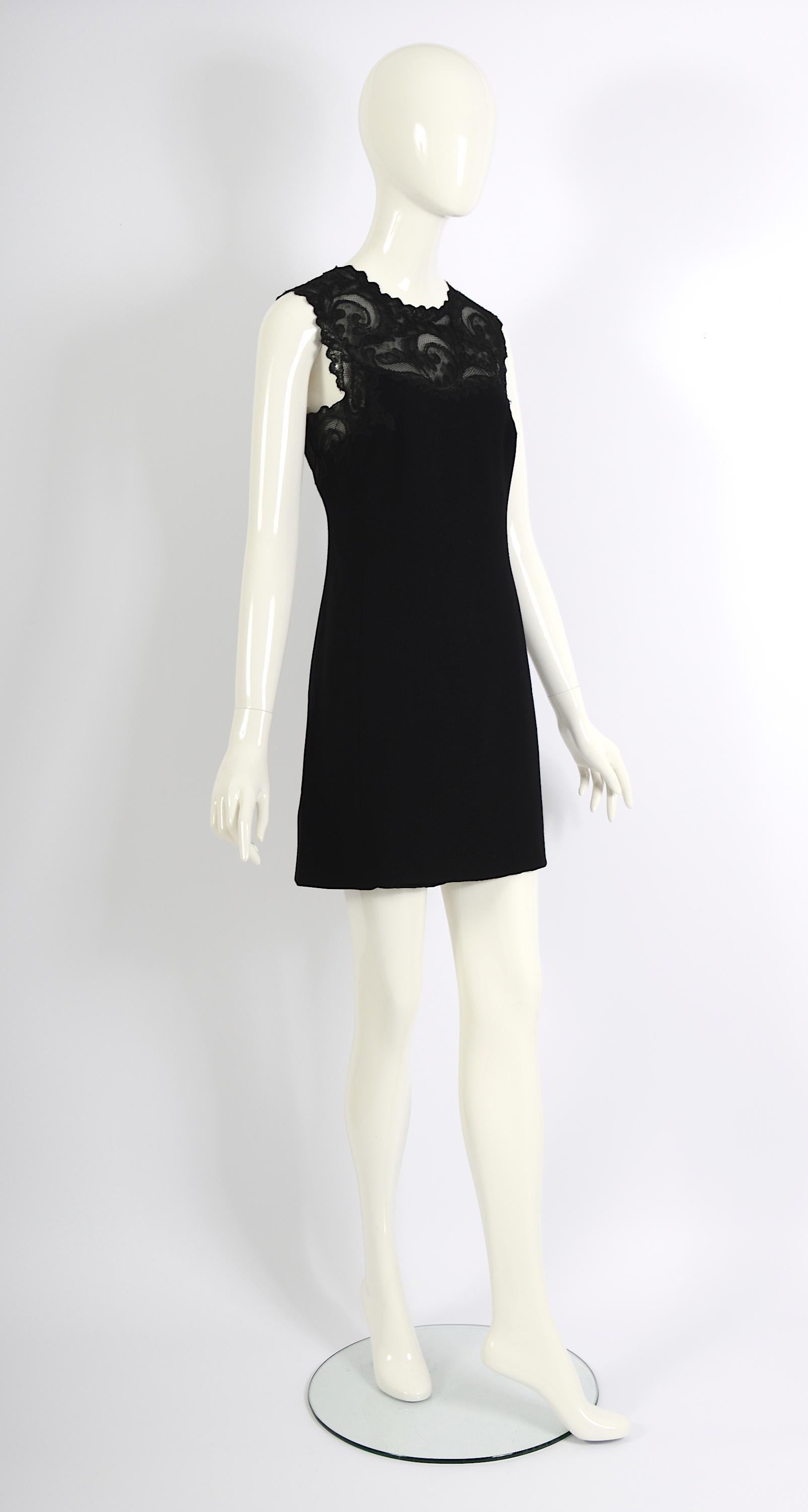 Gianni Versace couture mini-robe vintage en dentelle noire embellie, automne-hiver 1996 Excellent état - En vente à Antwerpen, Vlaams Gewest