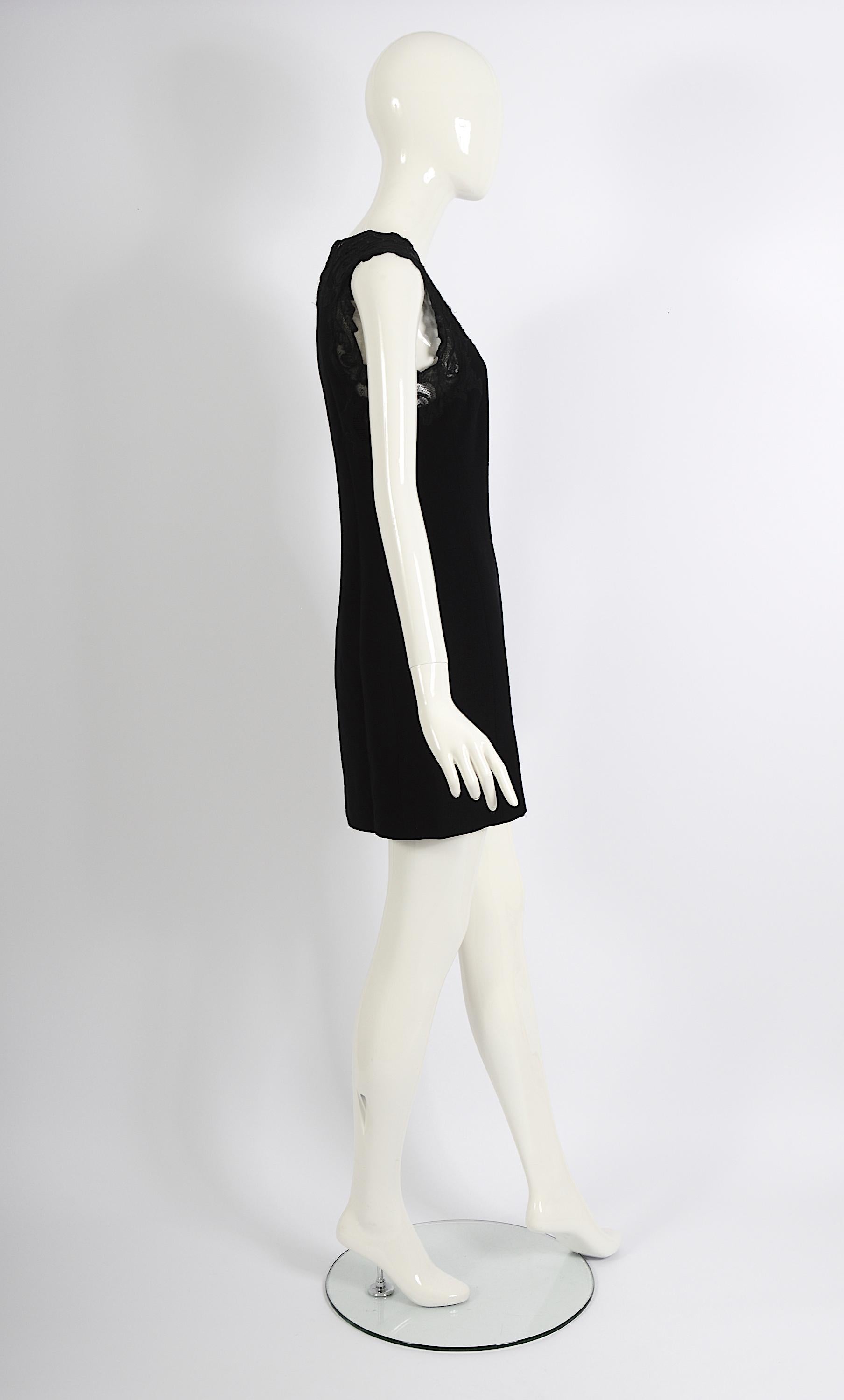 Gianni Versace couture mini-robe vintage en dentelle noire embellie, automne-hiver 1996 Pour femmes en vente