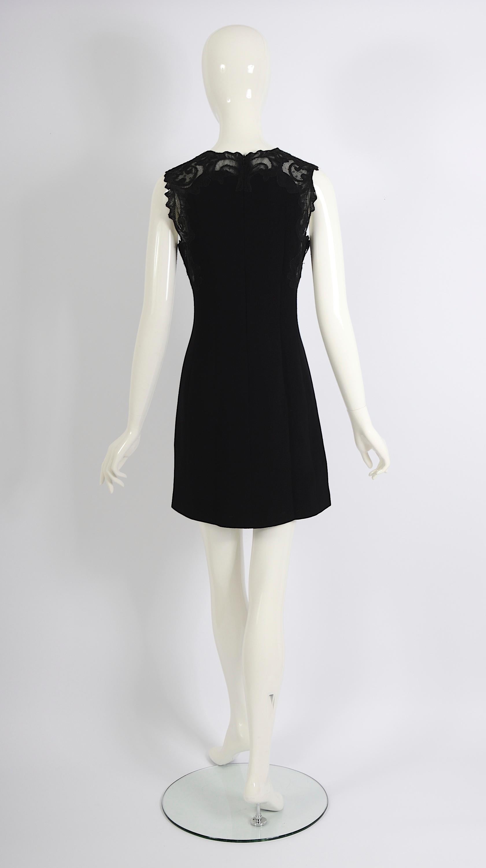 Gianni Versace Couture mini vestido de encaje negro vintage, fw 1996 en venta 1