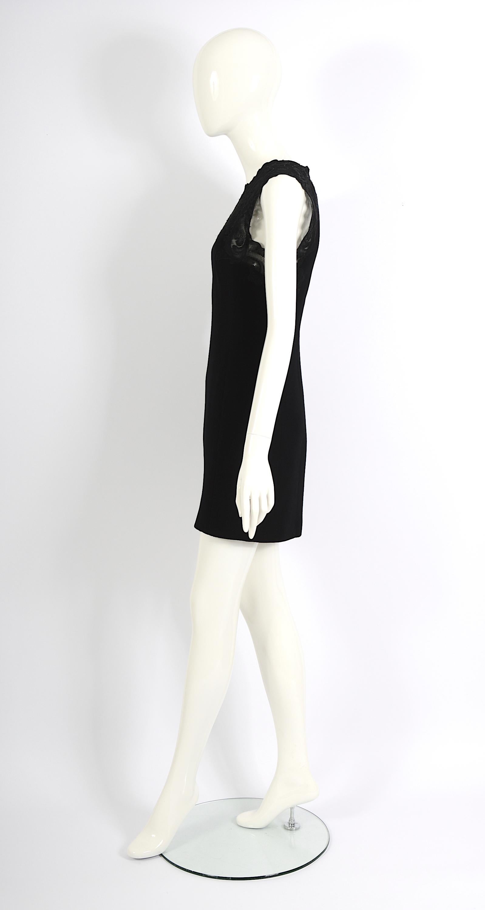 Gianni Versace couture mini-robe vintage en dentelle noire embellie, automne-hiver 1996 en vente 4