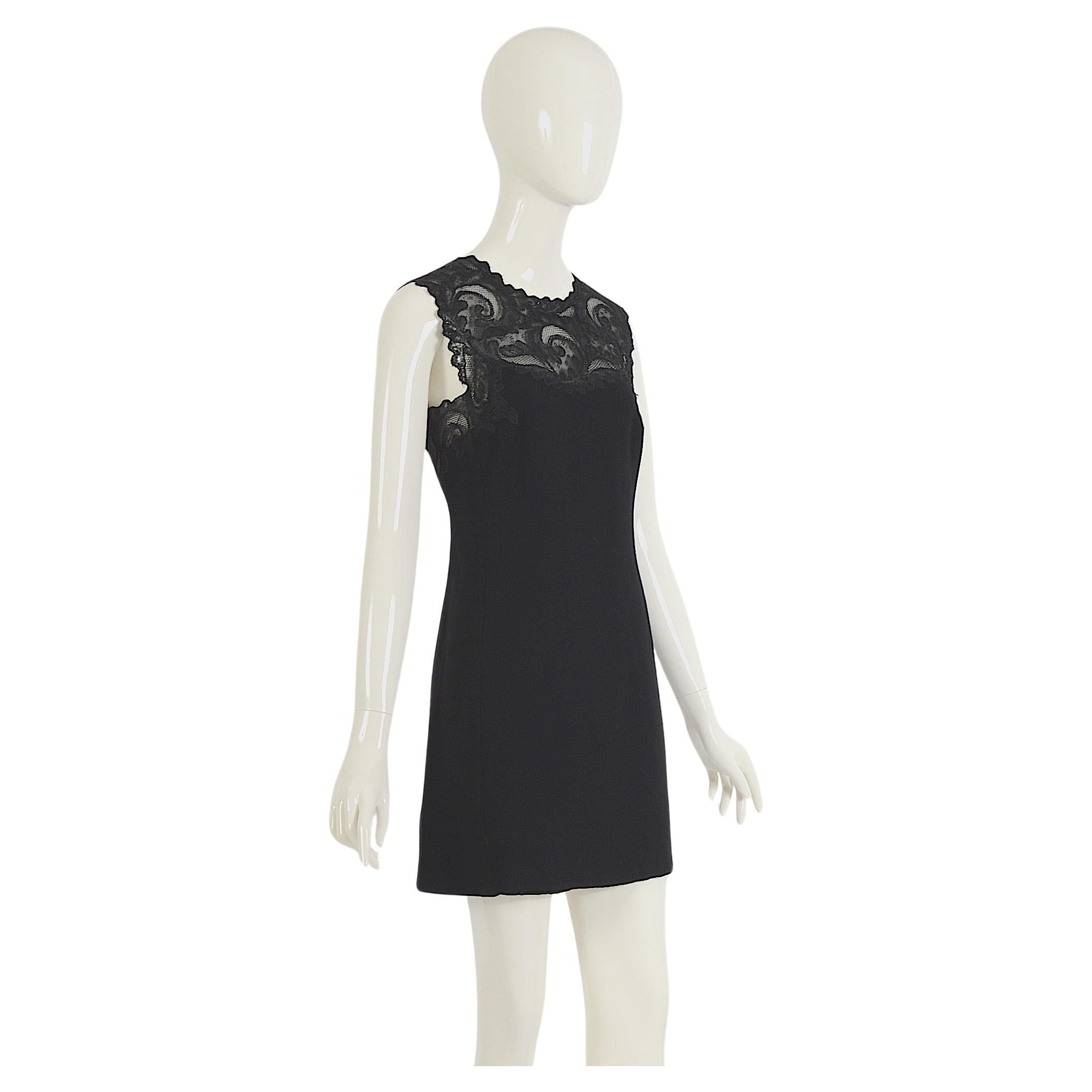 Gianni Versace Couture mini vestido de encaje negro vintage, fw 1996 en venta