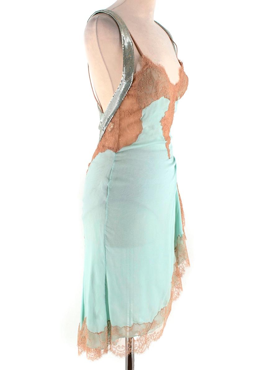 Gianni Versace Couture Mintgrünes Seiden & Spitzen-Slip-Kleid

- Aus weichem:: leichtem Seidenmusselin 
- Wunderschöne Spitzendetails 
-Slip-Schnitt 
-Drapiertes Detail an der Seite 
-Metall-Schulterträger:: die sich am Rücken kreuzen 
-Eingebautes