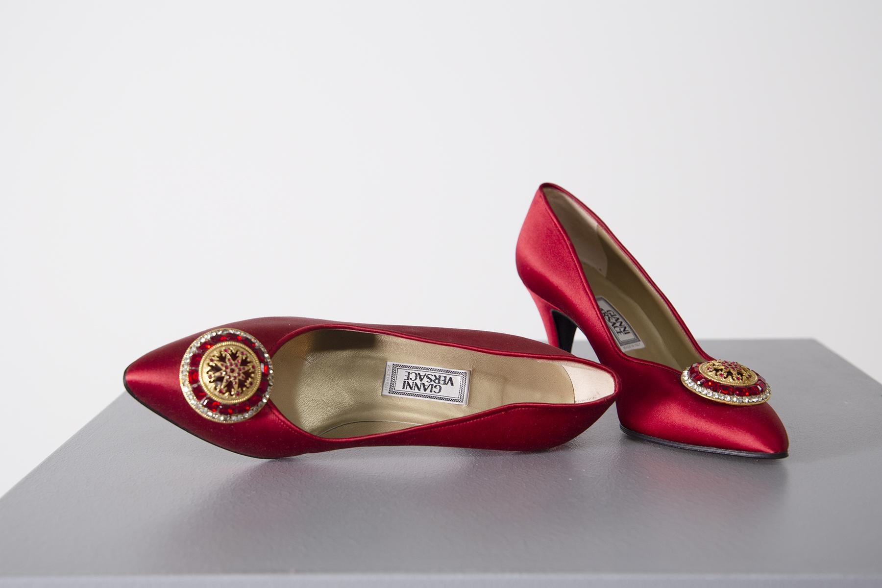 Marron Gianni Versace - Chaussures rouges vintage avec bijoux en vente