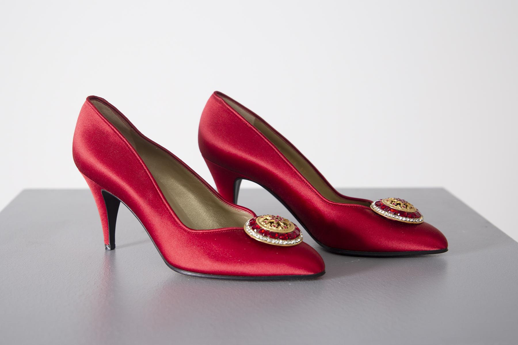 Gianni Versace - Chaussures rouges vintage avec bijoux Pour femmes en vente