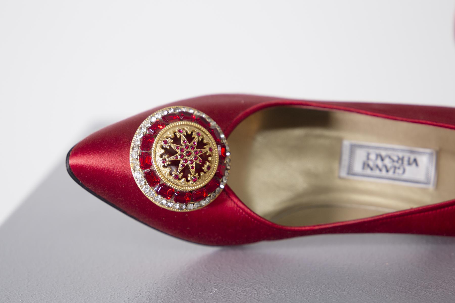 Gianni Versace - Chaussures rouges vintage avec bijoux en vente 1