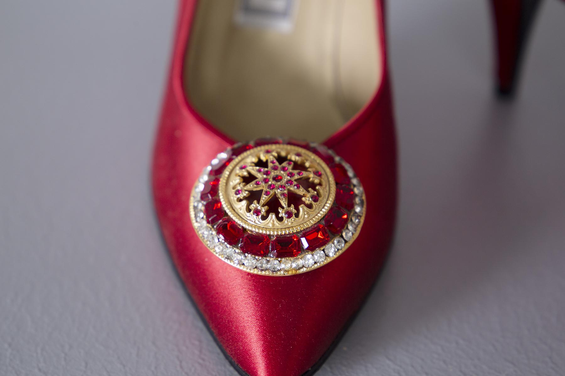 Gianni Versace - Chaussures rouges vintage avec bijoux en vente 2