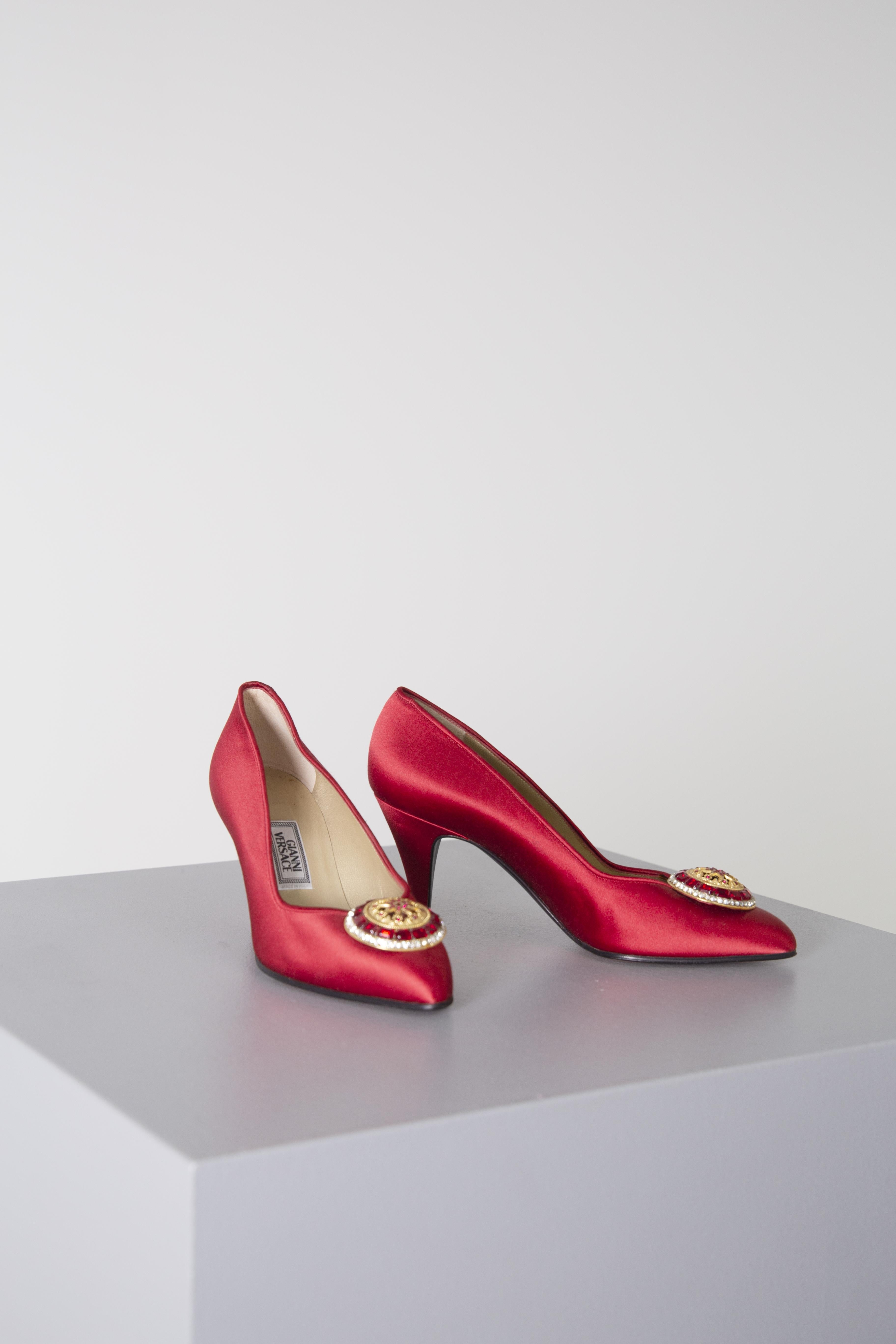 Gianni Versace - Chaussures rouges vintage avec bijoux en vente 3