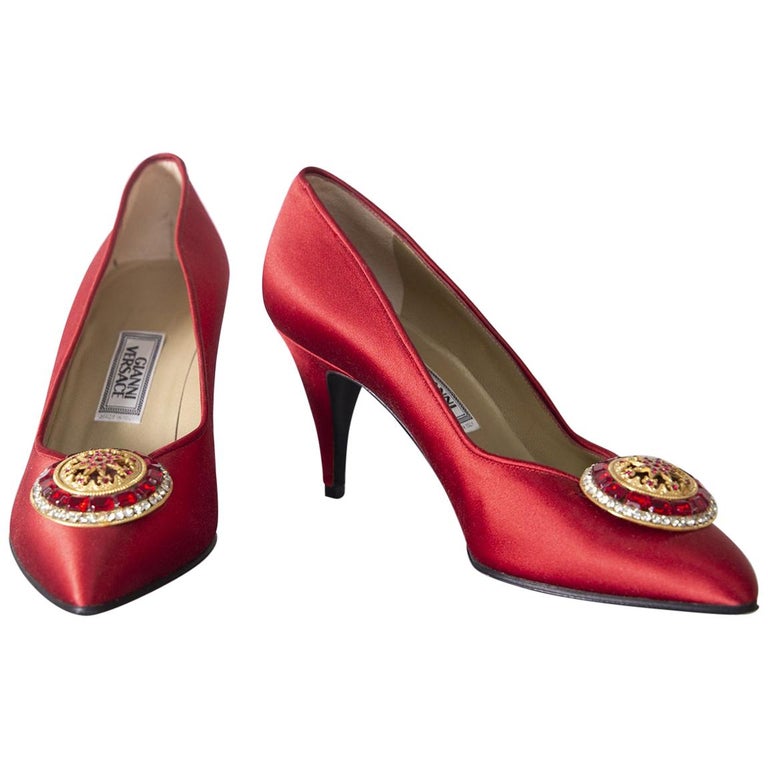 Gianni Versace - Scarpe rosse vintage con gioiello in vendita su 1stDibs