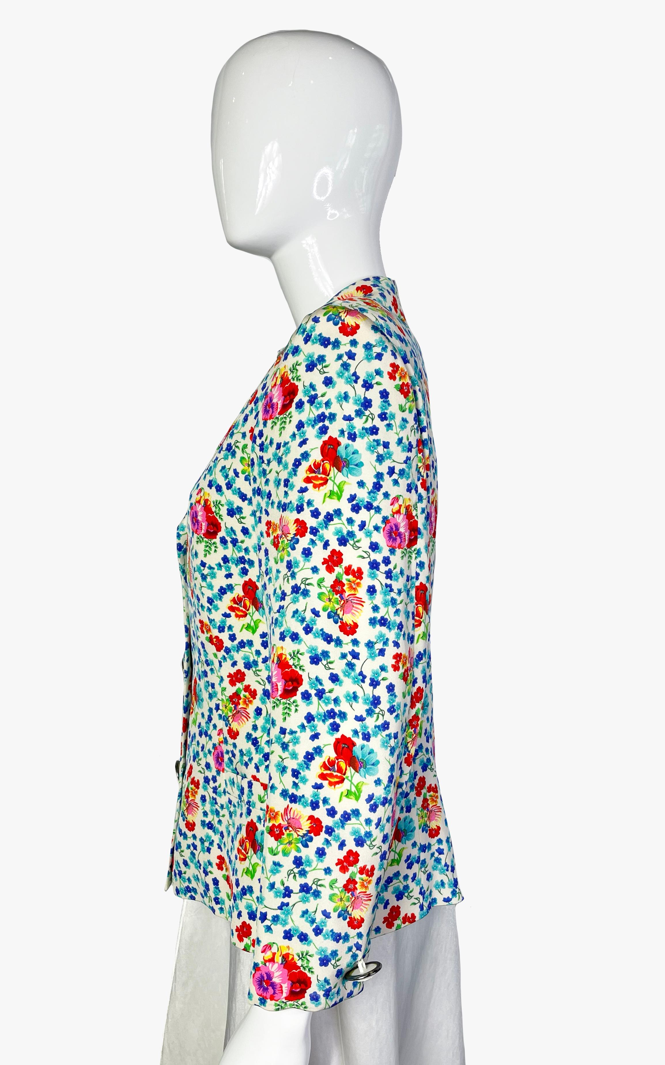 Gianni Versace couture floral print silk blazer with beautiful “Medusa” buttons

Period: 1990s

Size – IT42, US8 / M

Measurements:

Length – 56 cm / 22”
Sleeve – 55,5 cm / 21,8”
Shoulder – 42,5 cm / 16,7”
Pit to pit – 49 cm / 19,3”
Waist – 86 cm /