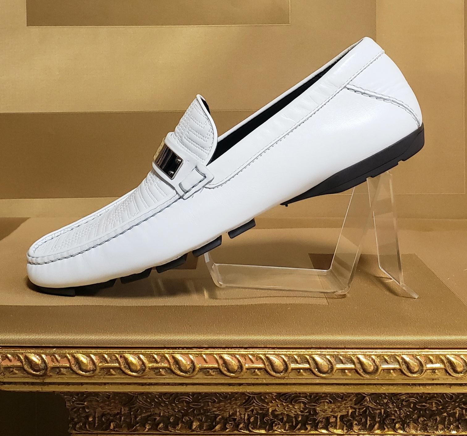 GIANNI VERSACE COUTURE

DRIVER LOAFERS



Color: White
      100% Leather

Greek Key Embroidery

Logo Plate
 
Leather lining

Leather Sole with rubber finish

Made in Italy
Size is 39.5 - US 6.5


    Brand New. Display model.
Comes with Versace