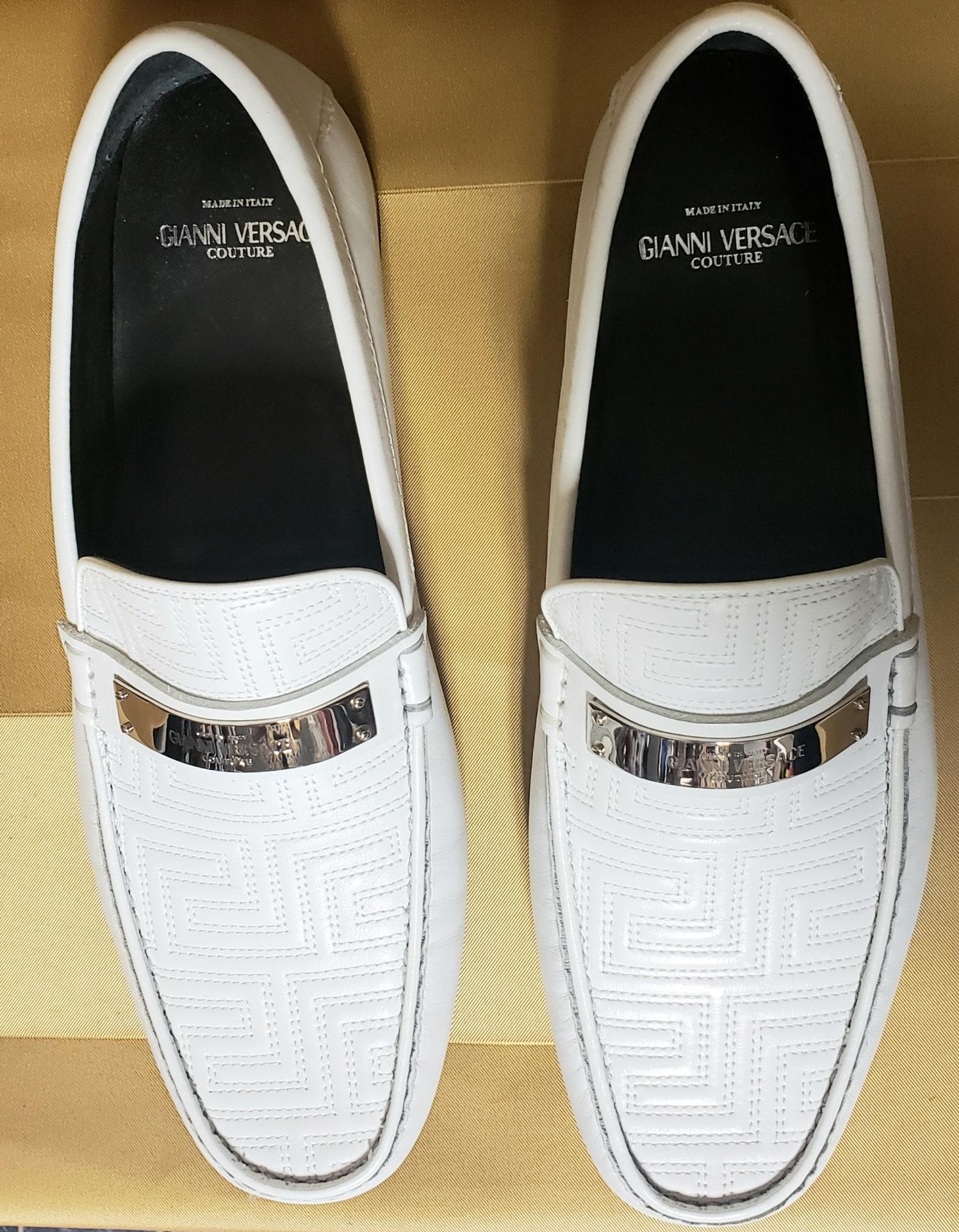 GIANNI VERSACE COUTURE WHITE EMBROIDERED LEATHER DRIVER LOAFER Shoes Sz: 39.5 In New Condition For Sale In Montgomery, TX