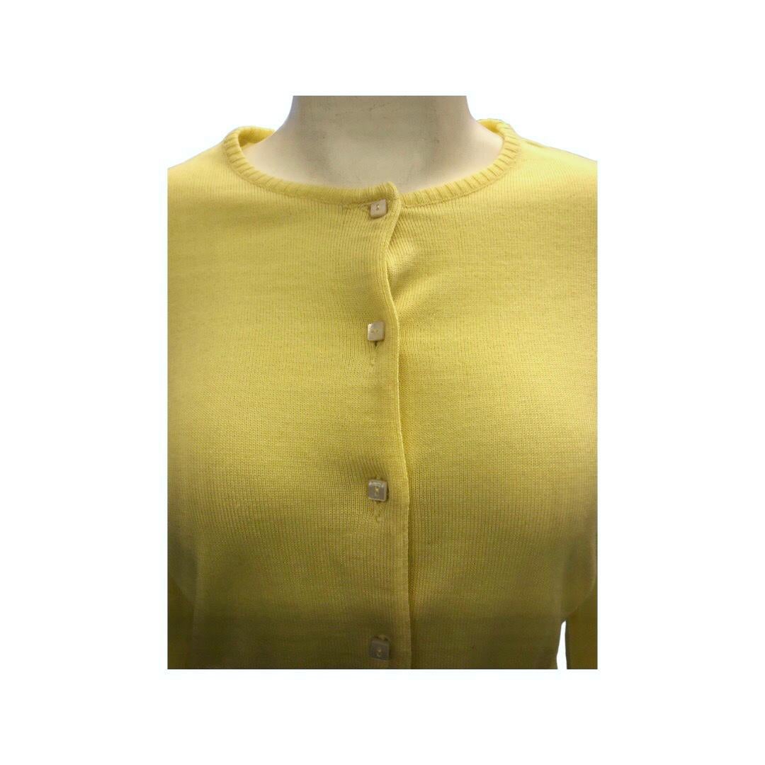 - Vintage 90s Gianni Versace Couture yellow wool cardigan.  

- Square mother of pearl buttons closure. 

- Ribbed on the waist, sleeves and hem. 

- Size 42. 

- 100% Wool 

- Unworn with original tag. 