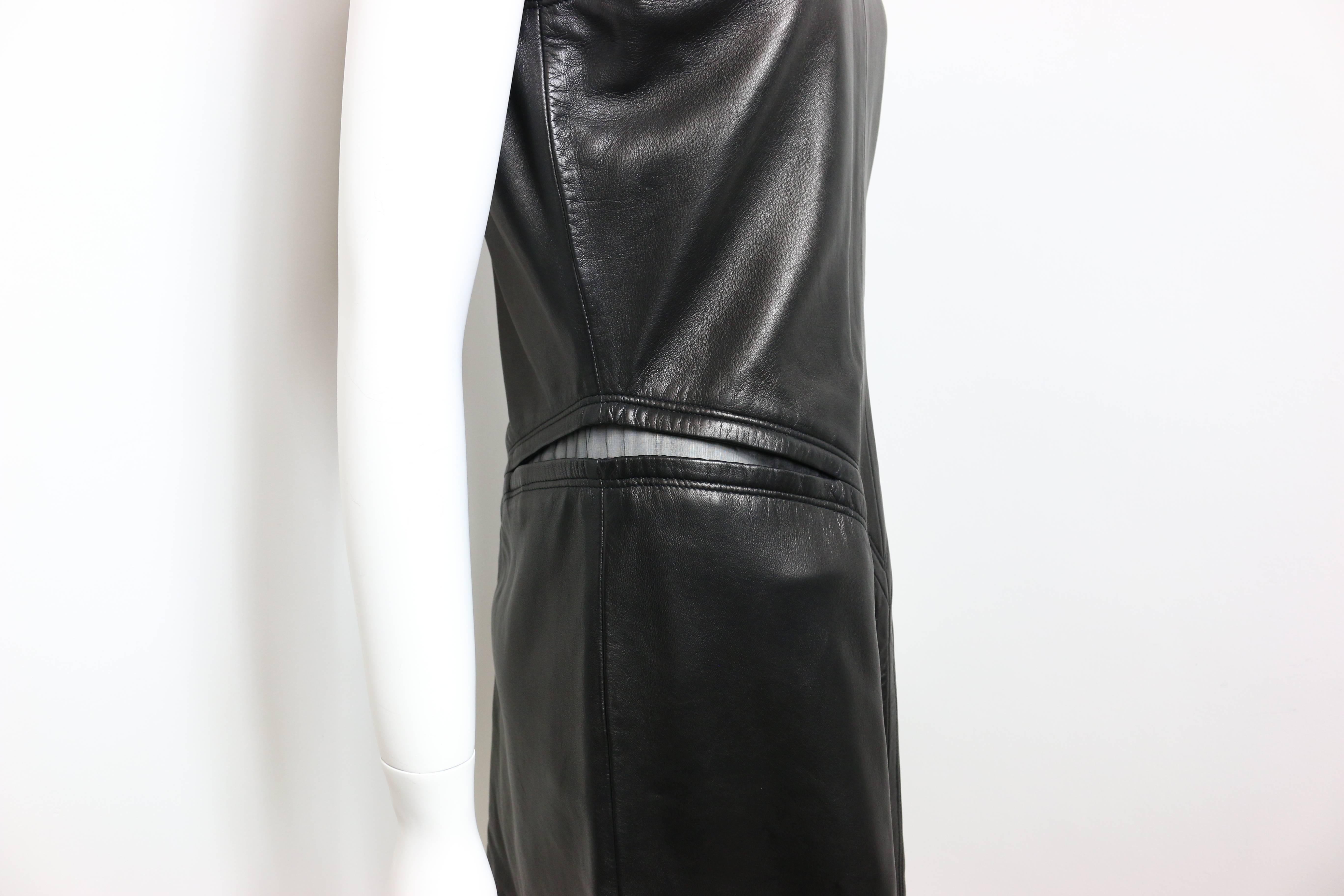 Gianni Versace - Robe en cuir noir à découpes  Pour femmes en vente