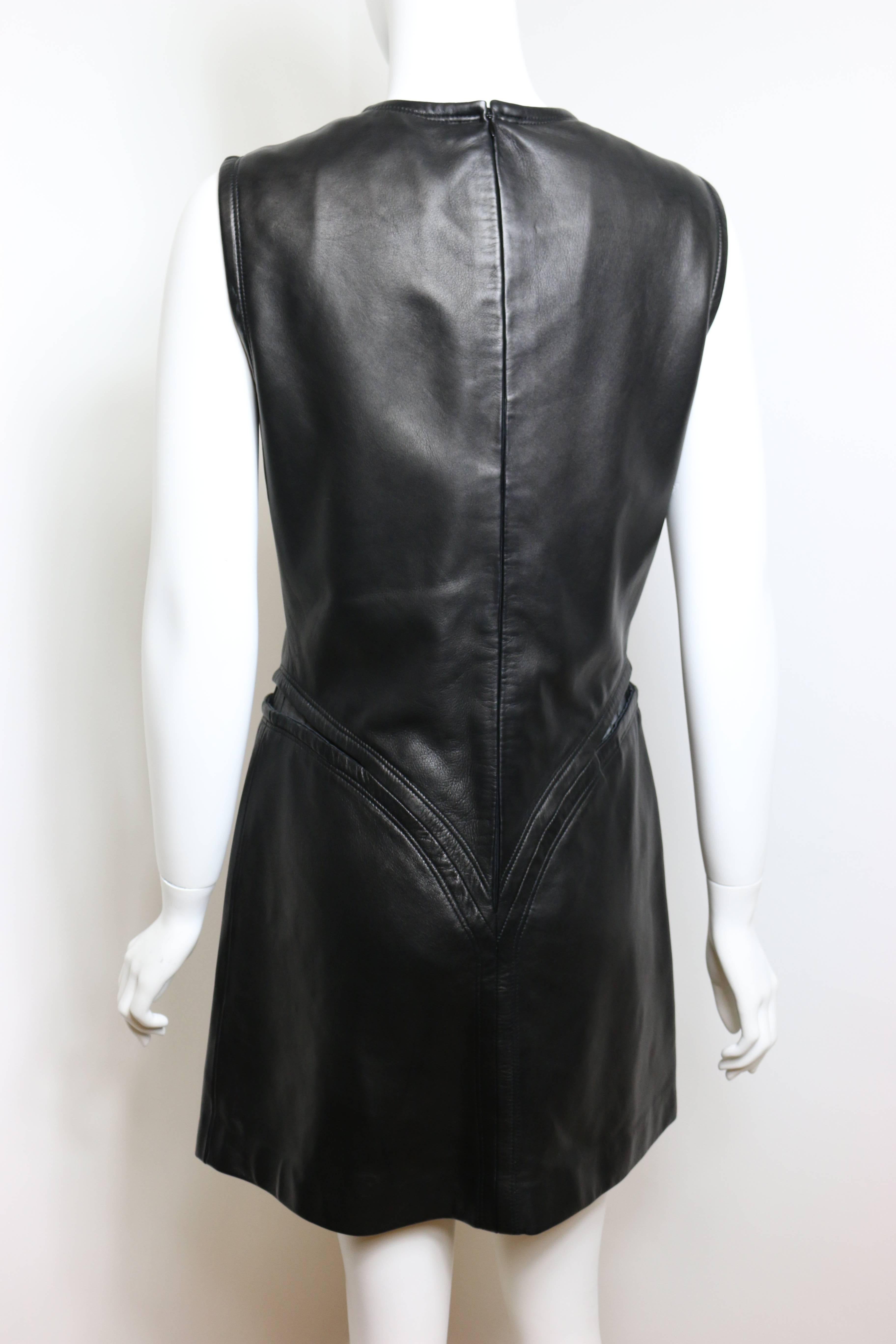 Gianni Versace - Robe en cuir noir à découpes  en vente 1