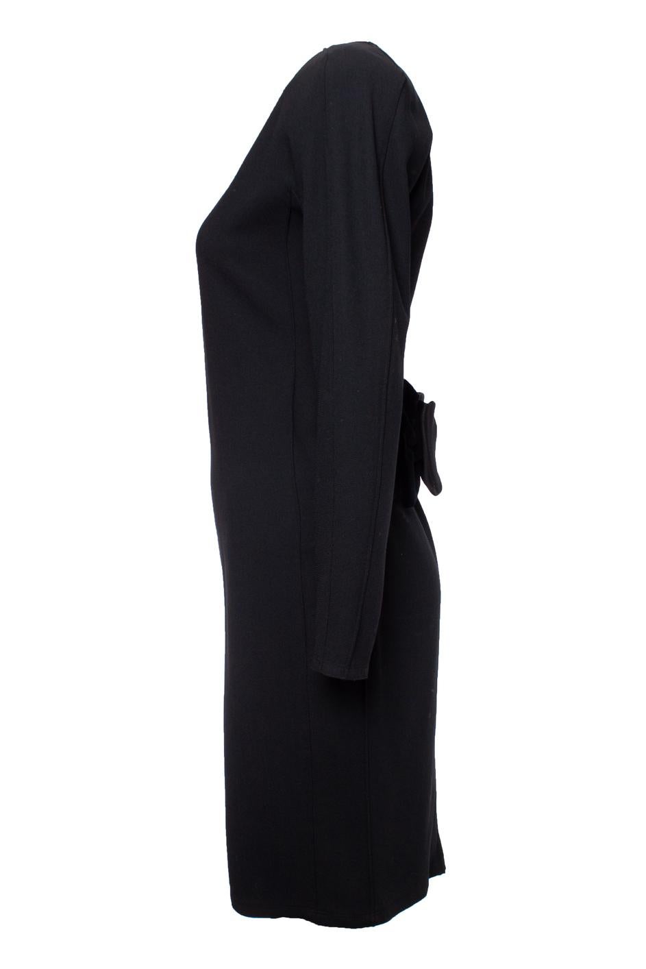 Gianni Versace, black long sleeve dress with giant bow on the back. The item is in very good condition. The item has shoulder padding.

• CONDITION: very good condition 

• SIZE: IT40 - XS 

• MEASUREMENTS: length 95 cm, width 44 cm, waist 36 cm,