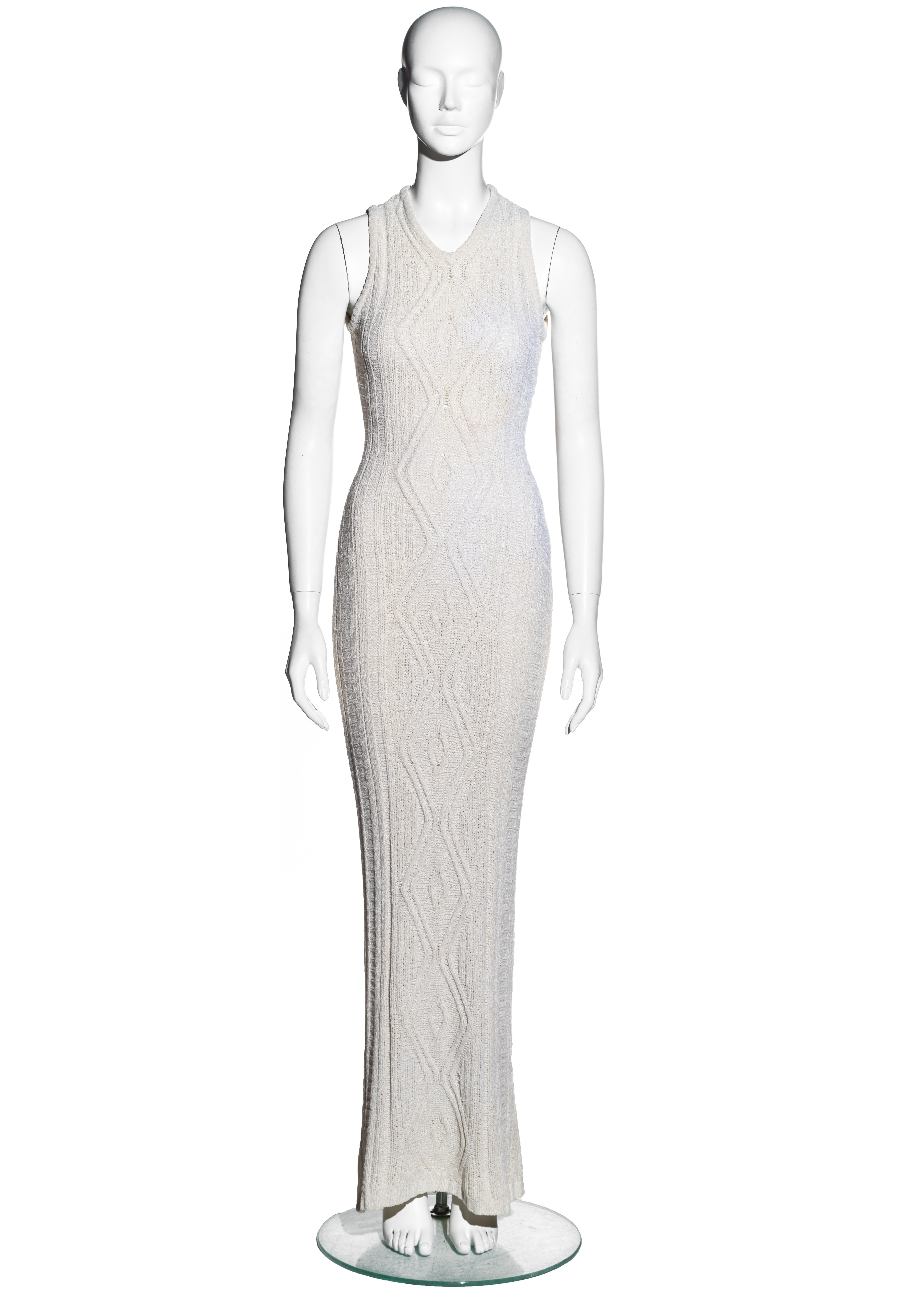 ▪ Gianni Versace maxi vestido de punto de chenilla crudo
▪ Cuello en V 
▪ Estilo de punto Aran 
▪ Panel trasero que deja al descubierto la piel 
▪ IT 42 - FR 38 - UK 10 - US 6
▪ Otoño-Invierno 1993